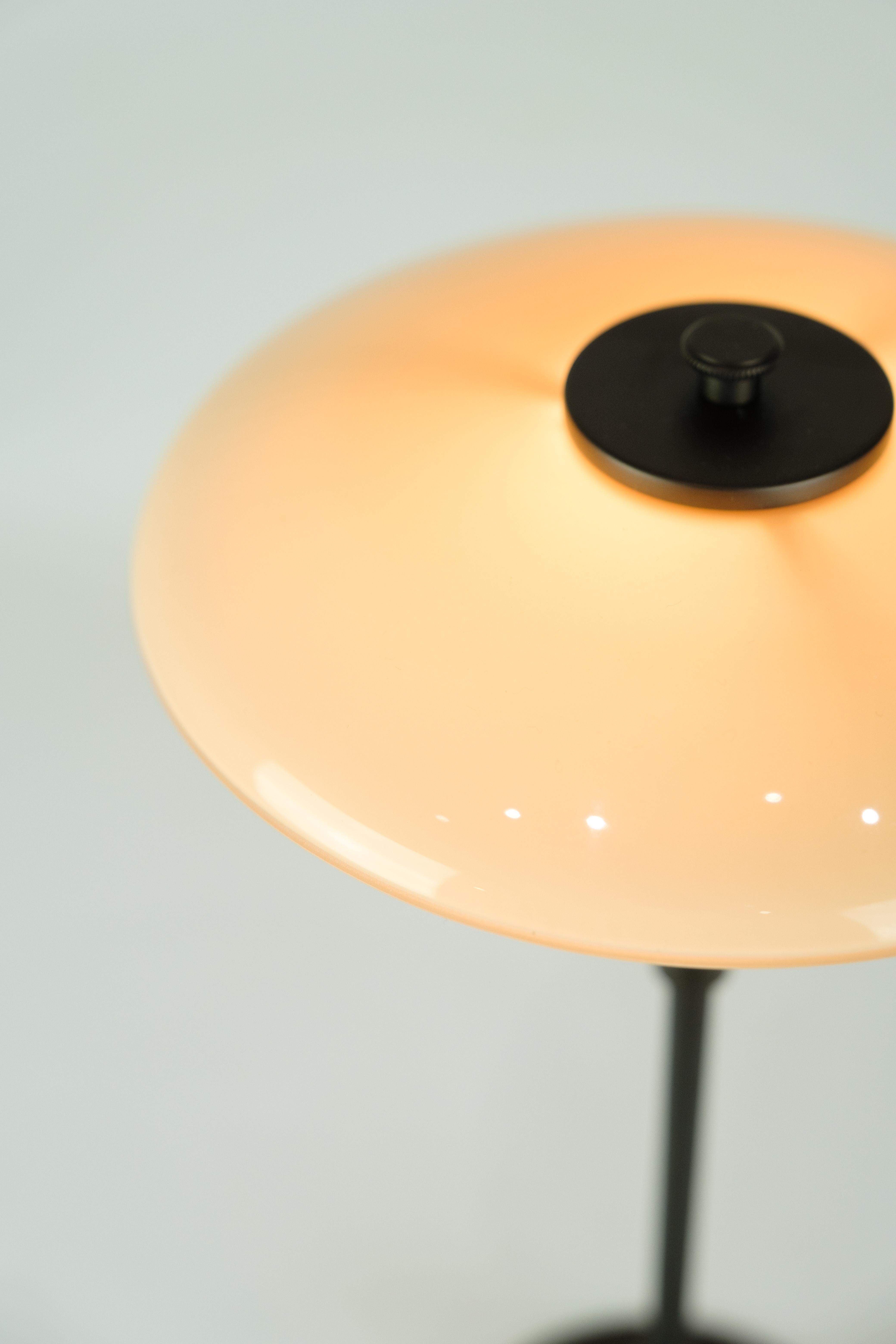 Lampe de bureau PH 2/1 édition limitée en terre cuite poussiéreuse fabriquée dans un cadre bruni Excellent état - En vente à Lejre, DK
