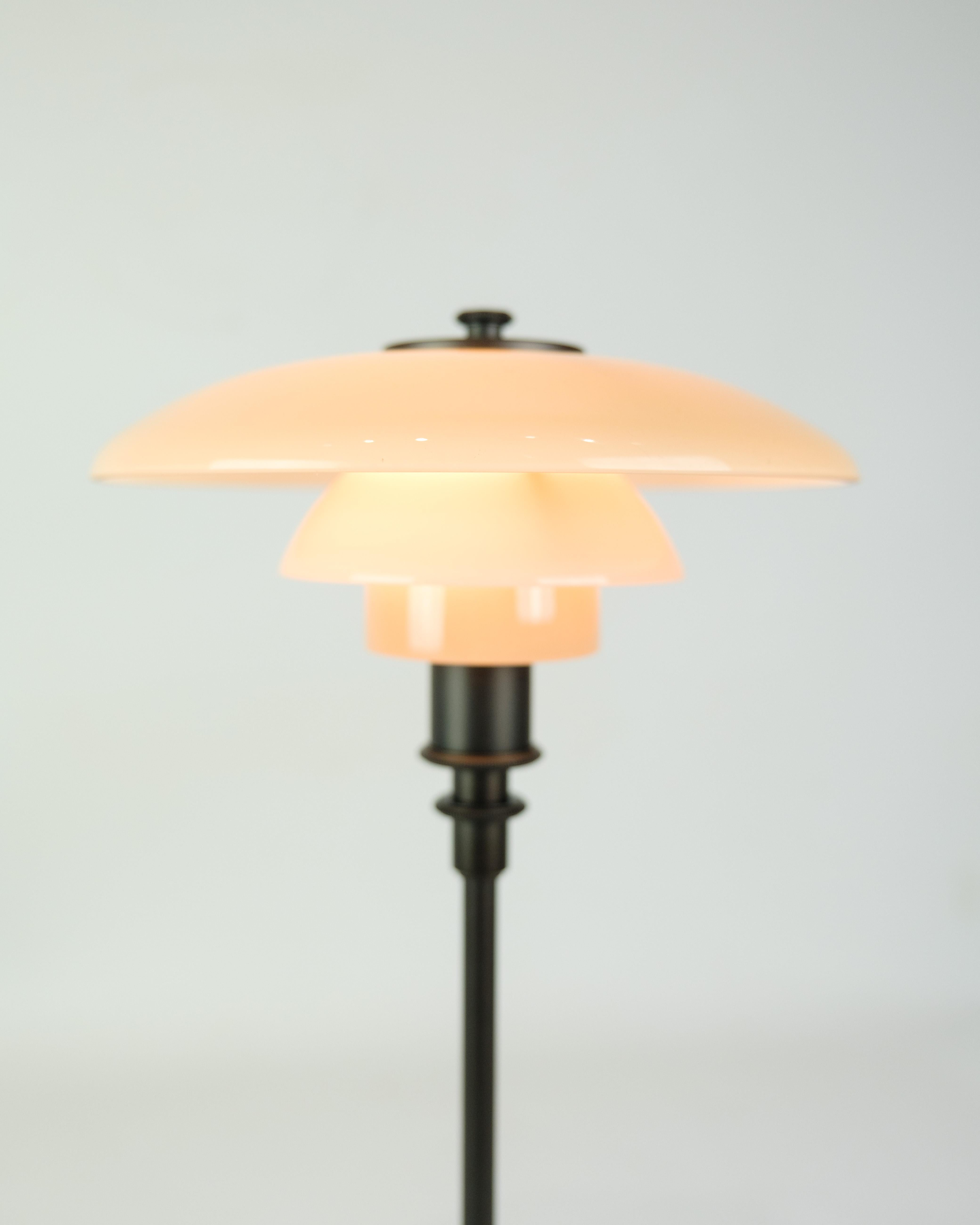 Verre Lampe de bureau PH 2/1 édition limitée en terre cuite poussiéreuse fabriquée dans un cadre bruni en vente
