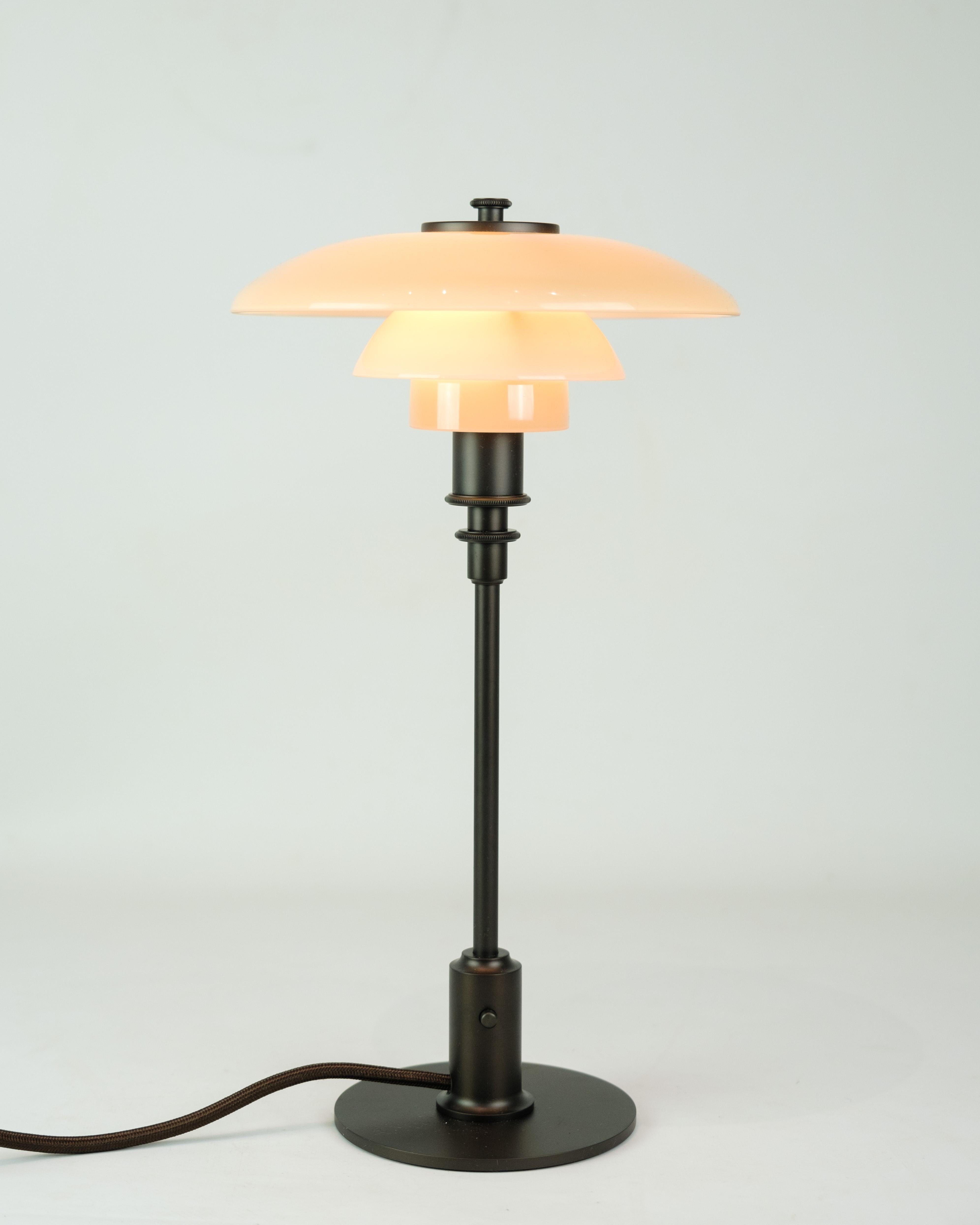 Lampe de bureau PH 2/1 édition limitée en terre cuite poussiéreuse fabriquée dans un cadre bruni en vente 1