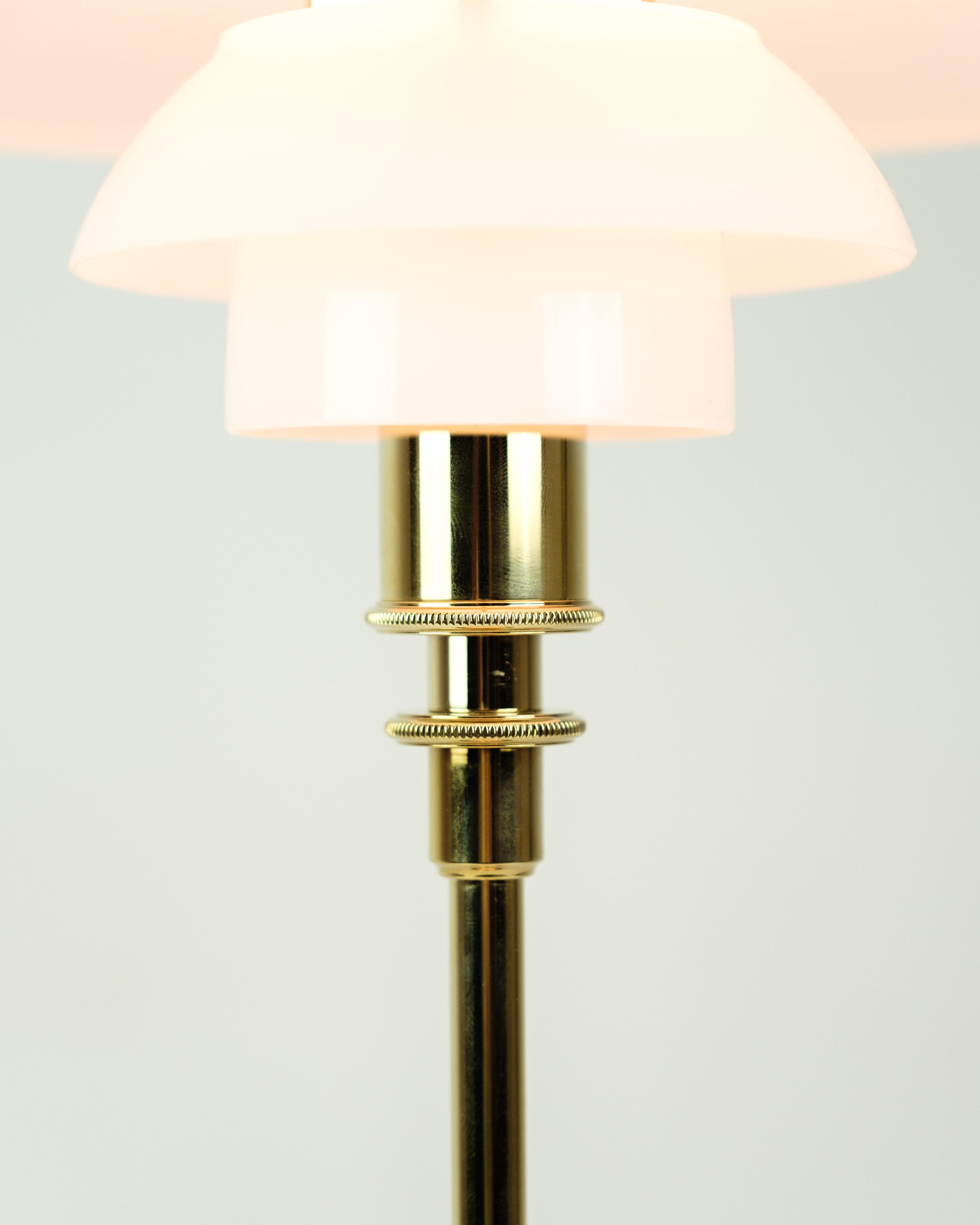 Lámpara de mesa PH 2/1 con cristal opalino y marco de latón By Poul Henningsen Escandinavo moderno en venta