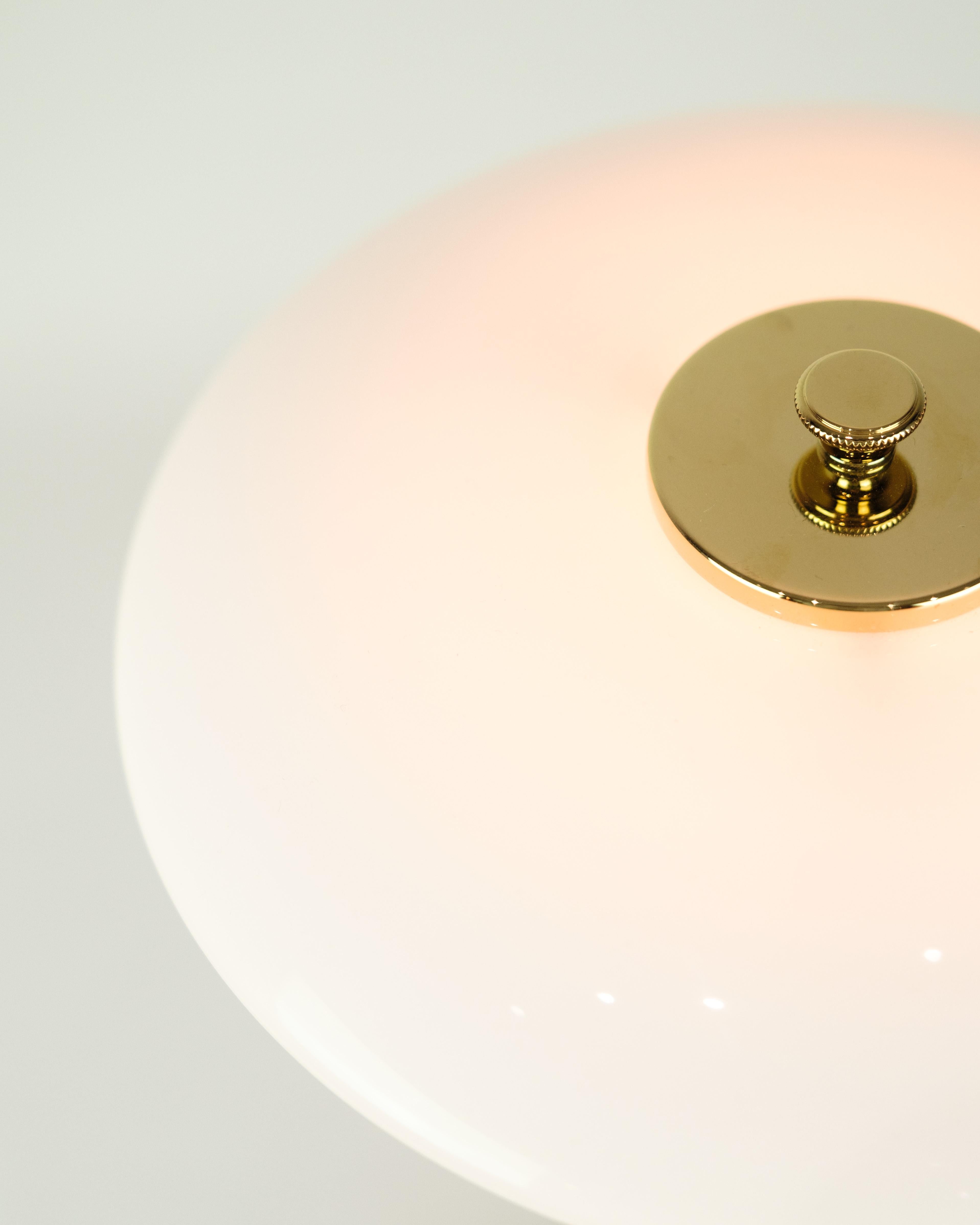 Lámpara de mesa PH 2/1 con cristal opalino y marco de latón By Poul Henningsen Siglo XXI y contemporáneo en venta