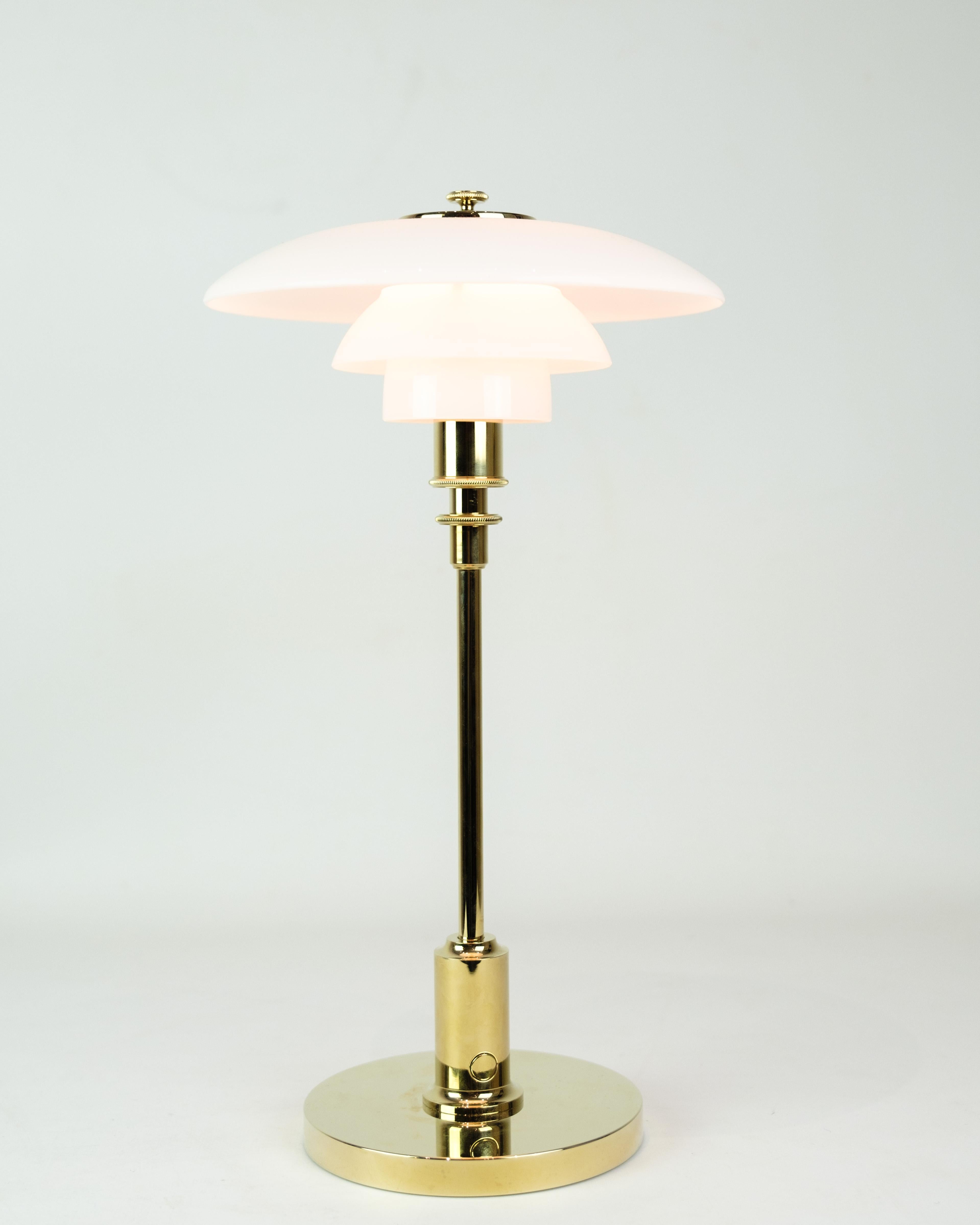 Lámpara de mesa PH 2/1 con cristal opalino y marco de latón By Poul Henningsen en venta 2
