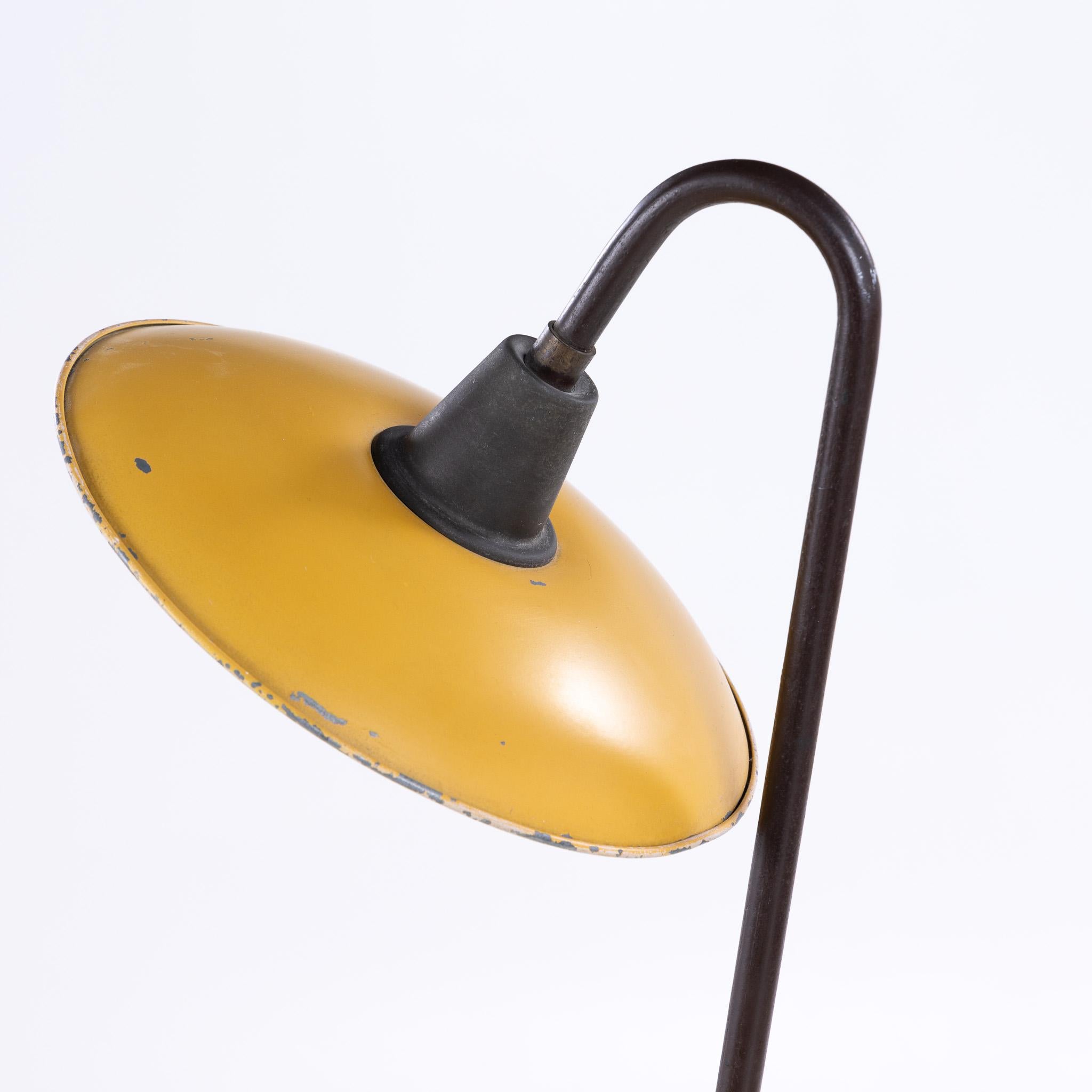 PH 3/2 - Lámpara de pie con pantalla superior de metal lacado en amarillo y pantallas inferiores de cristal mate. Marco de latón bruñido y carcasa del enchufe de baquelita. Diseñado por Poul Henningsen, fabricado por Louis Poulsen.