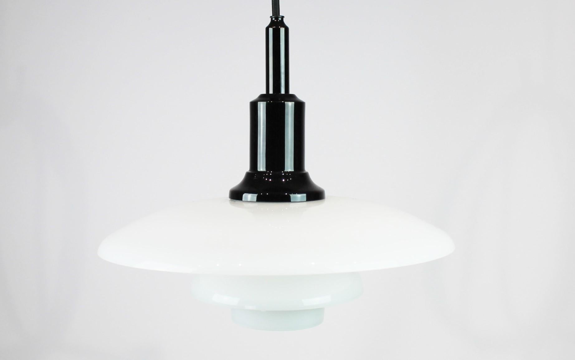 PH 3/2 Pendelleuchte, entworfen von Poul Henningsen und hergestellt von Louis Poulsen. Die Lampe ist aus weißem Opalglas und schwarz verchromt.