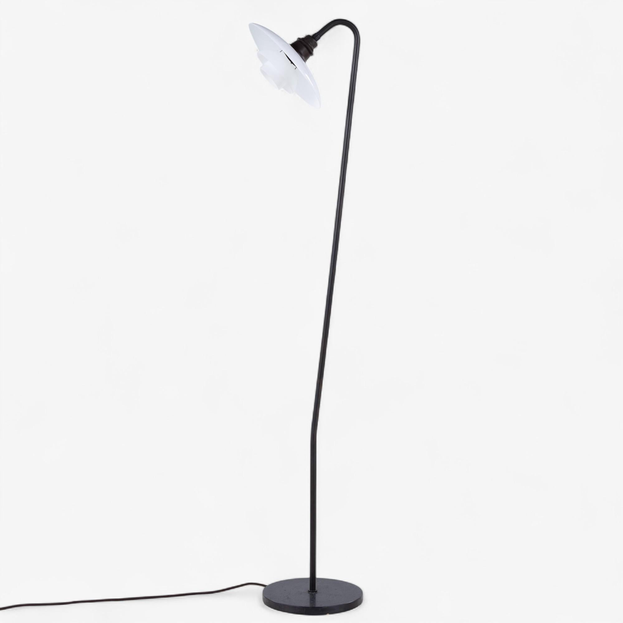 PH 3/2 - Lampadaire 'Snowdrop' avec structure en laiton bruni et abat-jour en verre opale blanc. Estampillé 