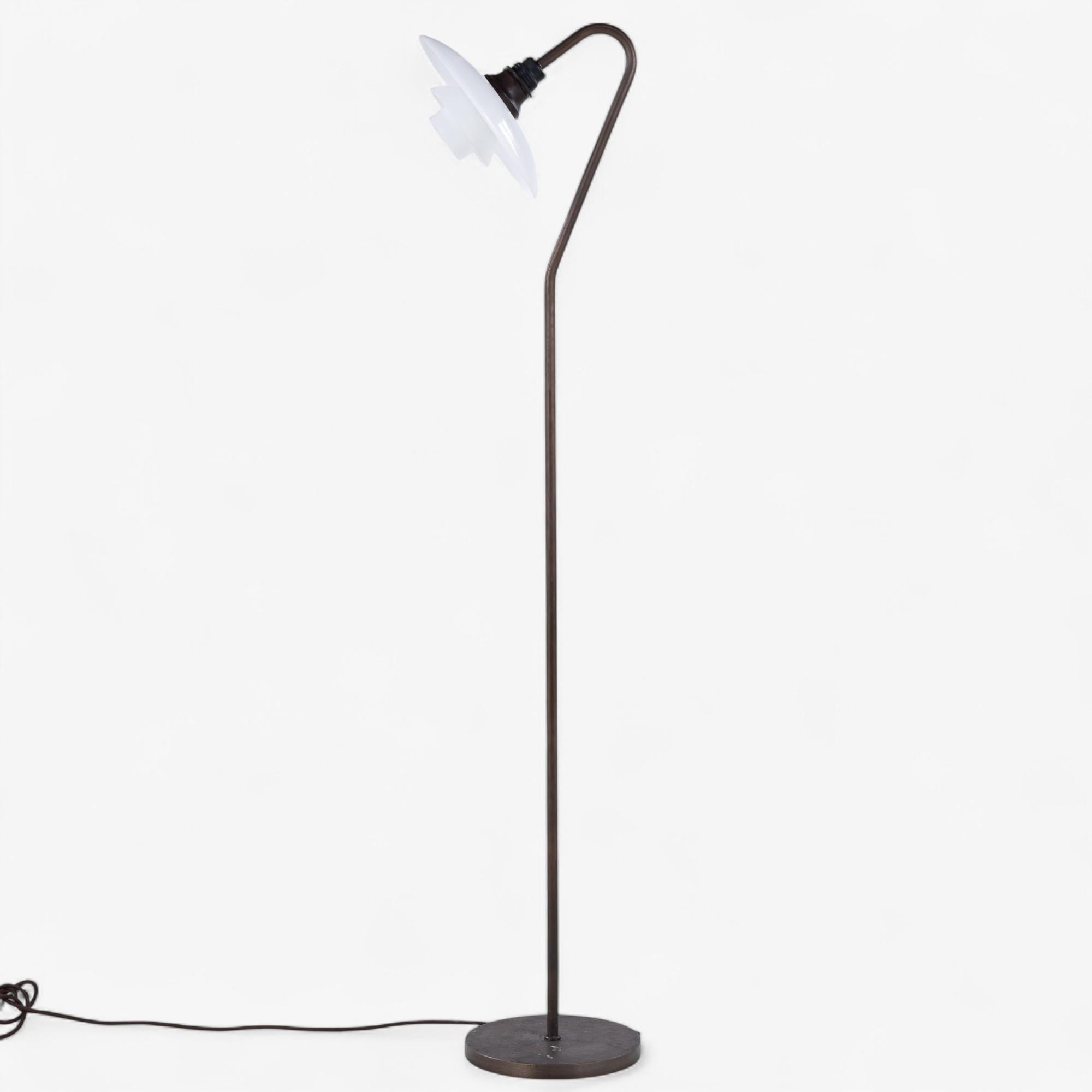 PH 3/2 - Lampadaire 'Seven' avec structure en laiton bruni et abat-jour en verre opale blanc. Estampillé 