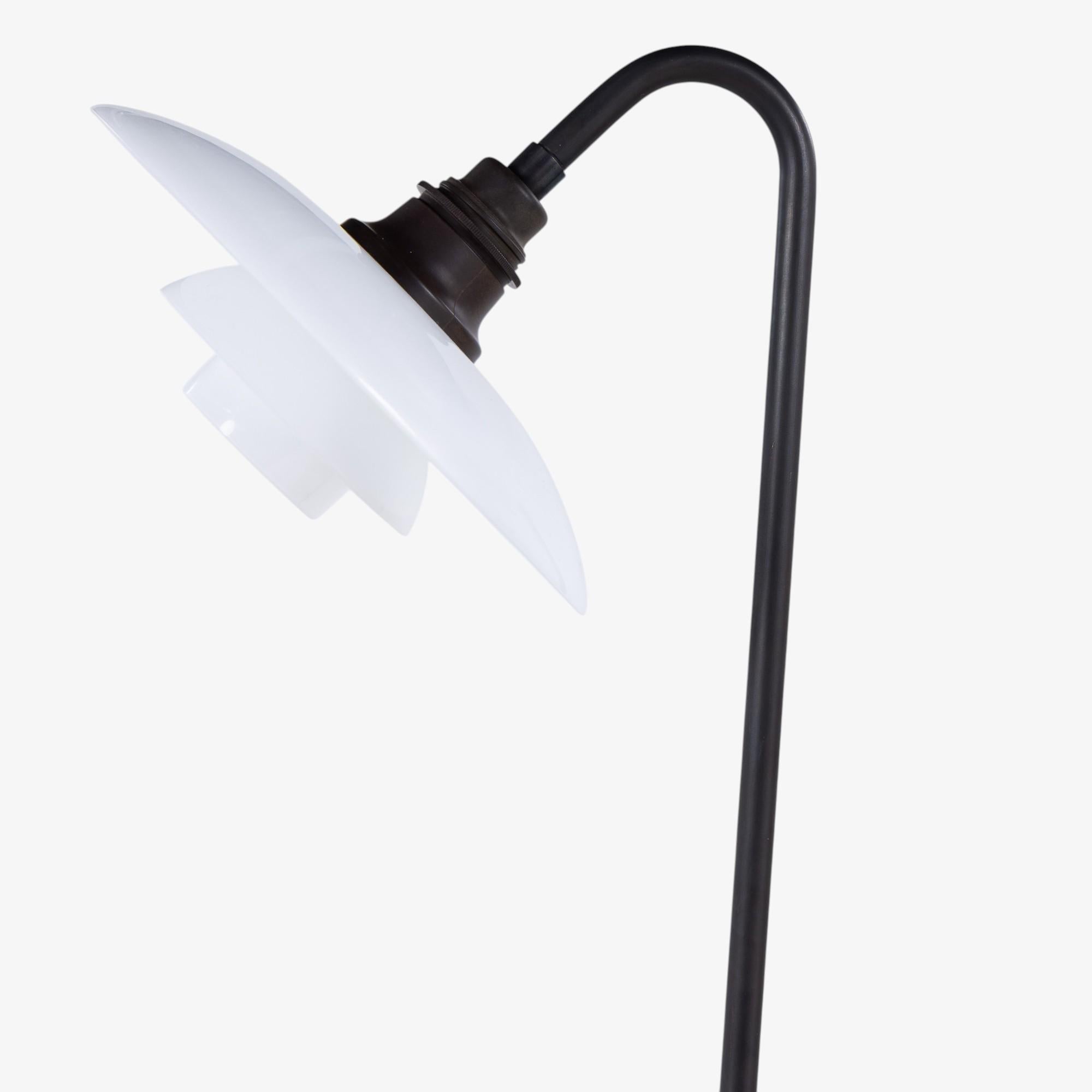 Mid-Century Modern PH 3/2 - Lampadaire 'Snowdrop' de Poul Henningsen en vente