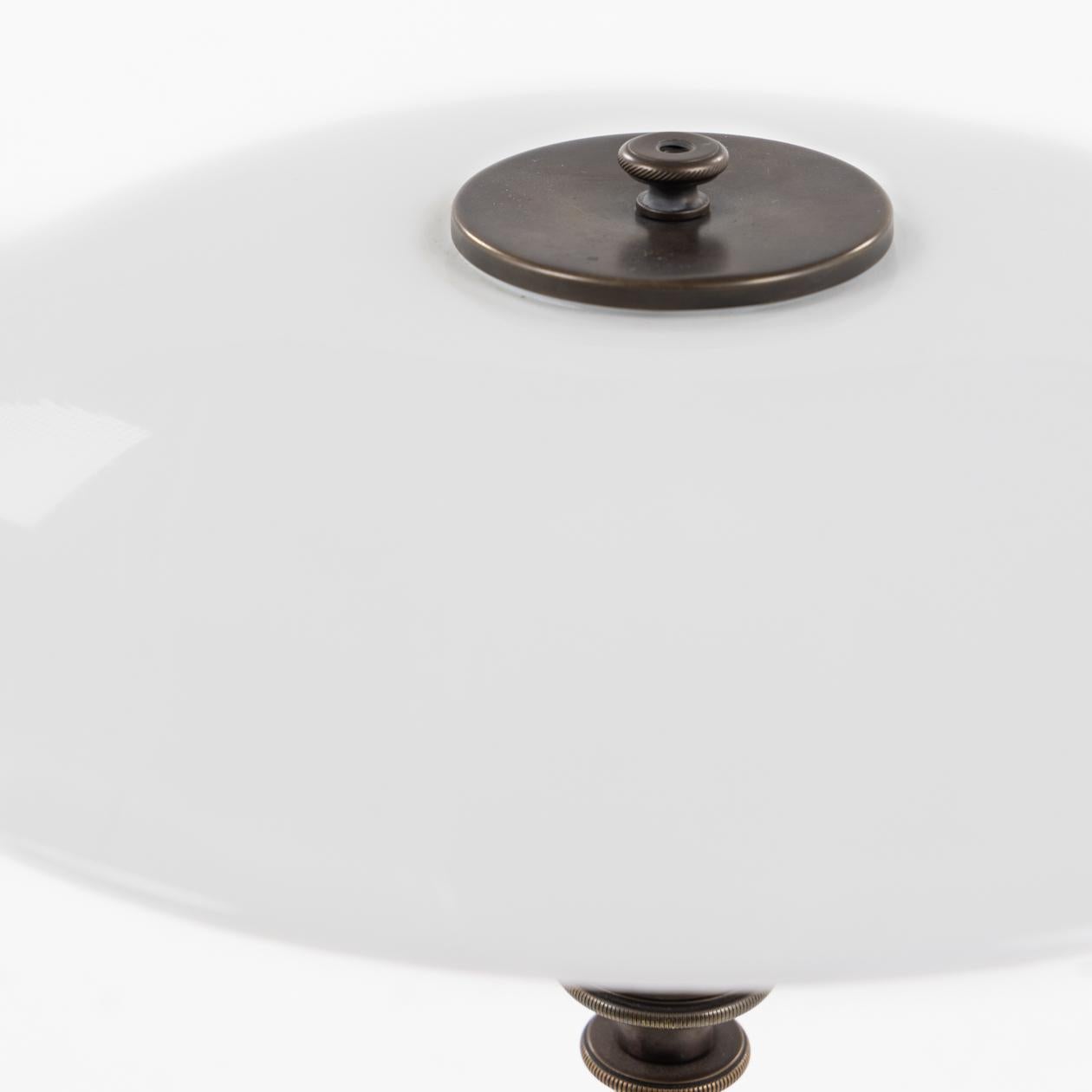 PH 3,5/2 - Lampe de table en laiton bruni et abat-jour en verre opale blanc. Pat. Appl. Poul Henningsen / Louis Poulsen