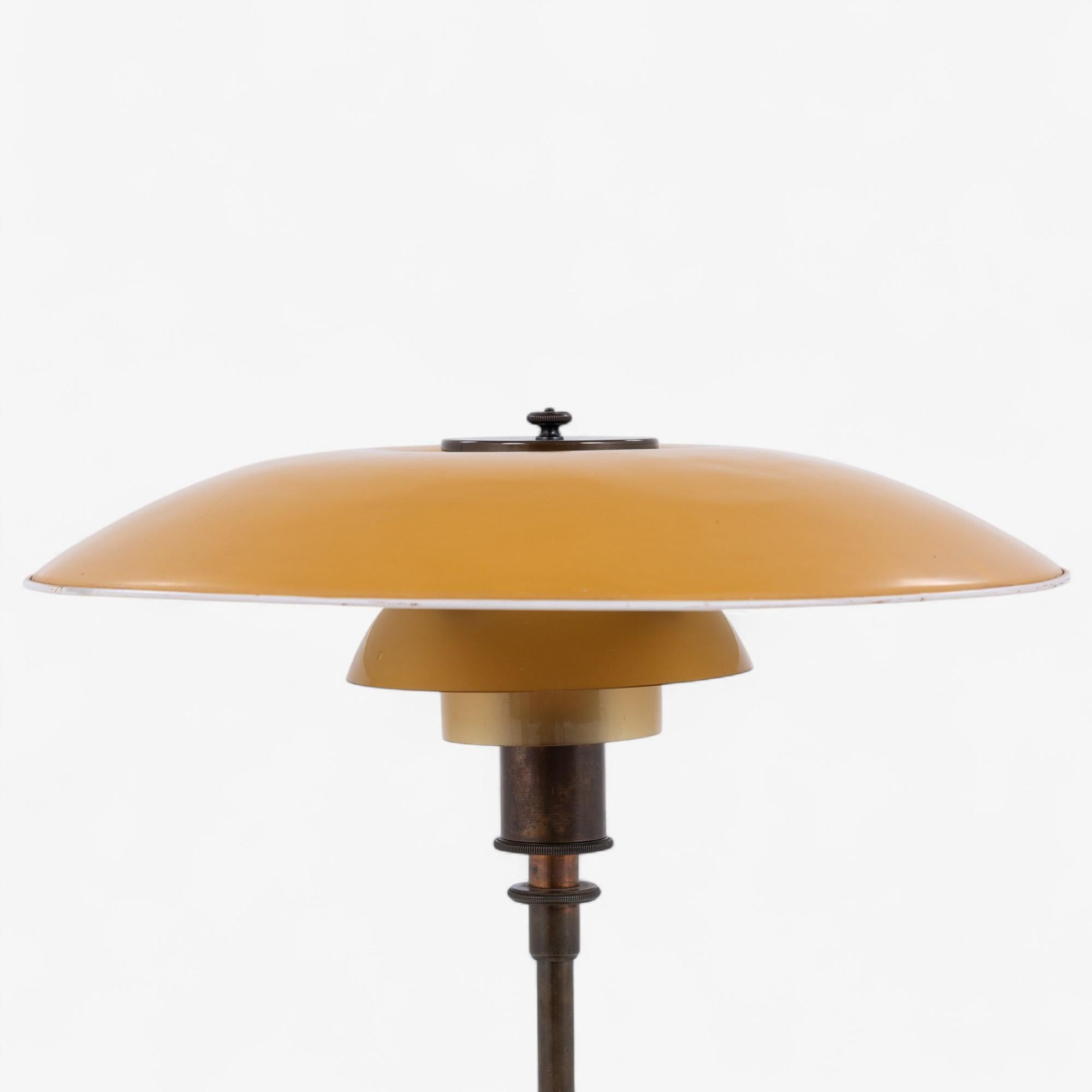 PH 3,5/2 - Lampada da tavolo in ottone brunito con paralume superiore in rame laccato giallo e paralume centrale e inferiore in vetro ambrato. Timbro 
