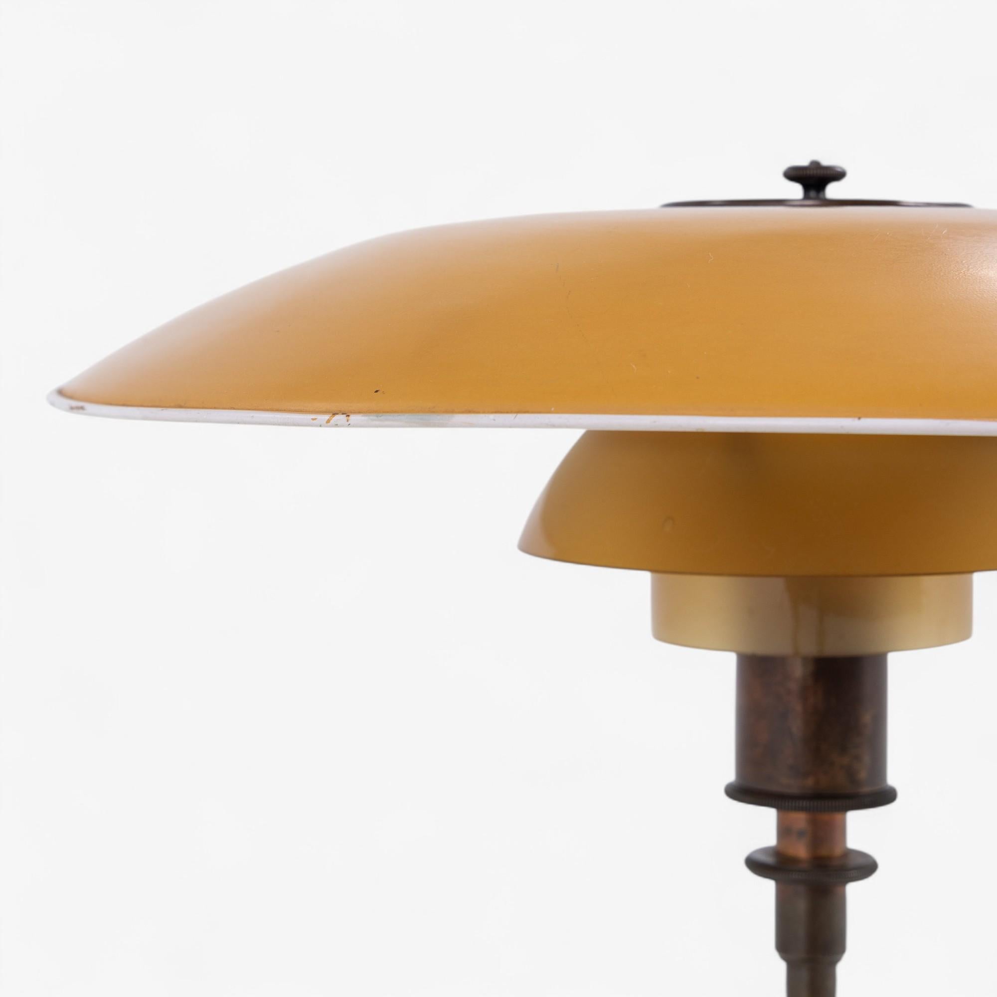 PH 3, 5/2 - Lampada da tavolo con paralume giallo di Poul Henningsen In condizioni buone in vendita a Copenhagen, DK