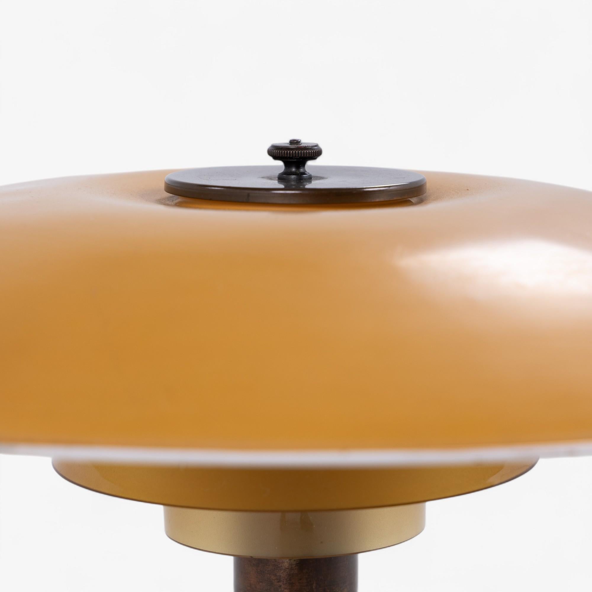 XX secolo PH 3, 5/2 - Lampada da tavolo con paralume giallo di Poul Henningsen in vendita