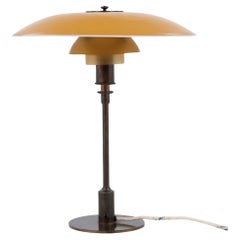 PH 3, 5/2 - Lámpara de sobremesa con pantalla amarilla de Poul Henningsen