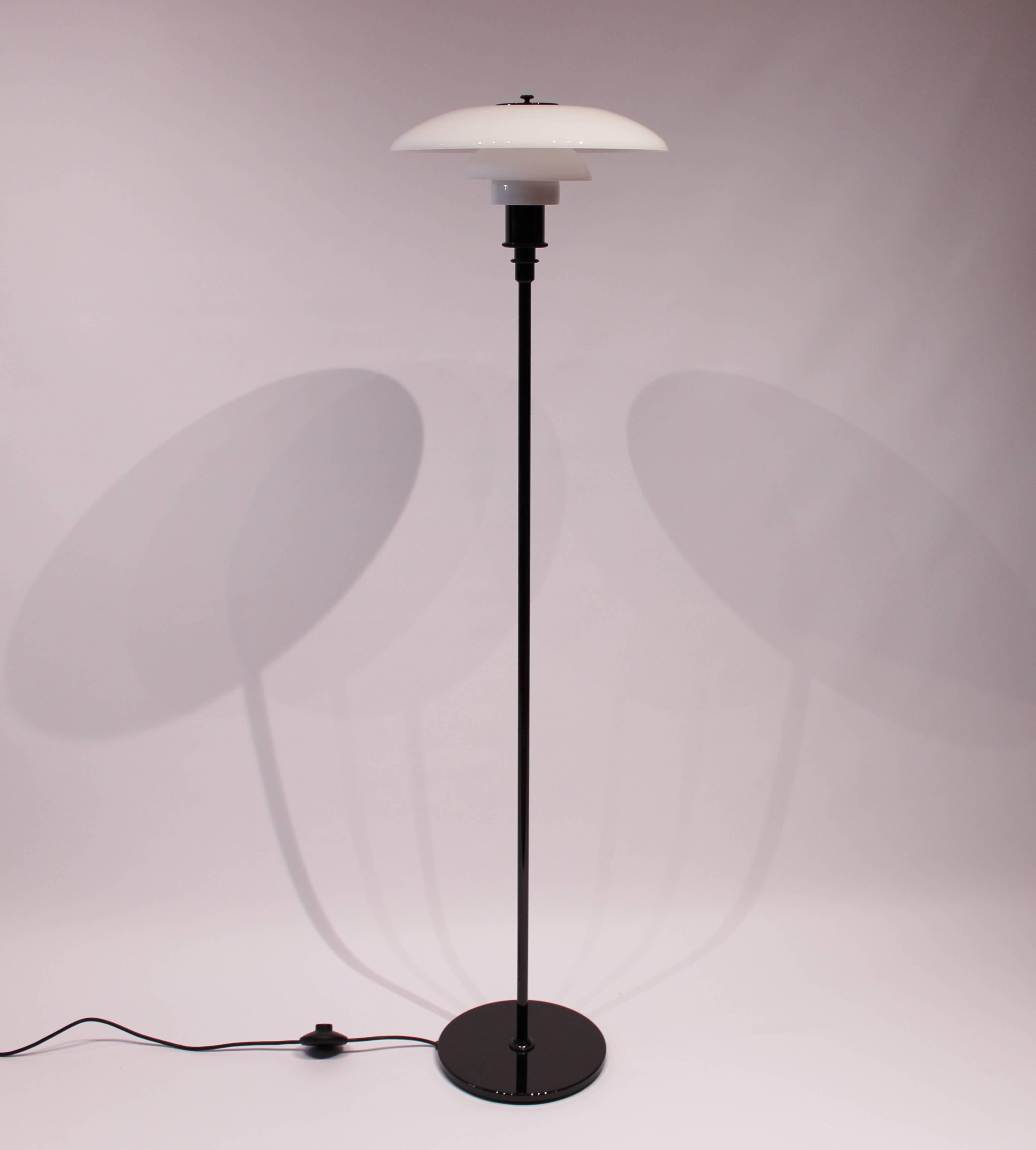 Le lampadaire PH 3½-2½, conçu par Poul Henningsen et fabriqué par Louis Poulsen, est un exemple emblématique du design d'éclairage Scandinavian Modern. Avec son cadre fabriqué en acier métallique noir et ses accents en laiton, cette lampe incarne