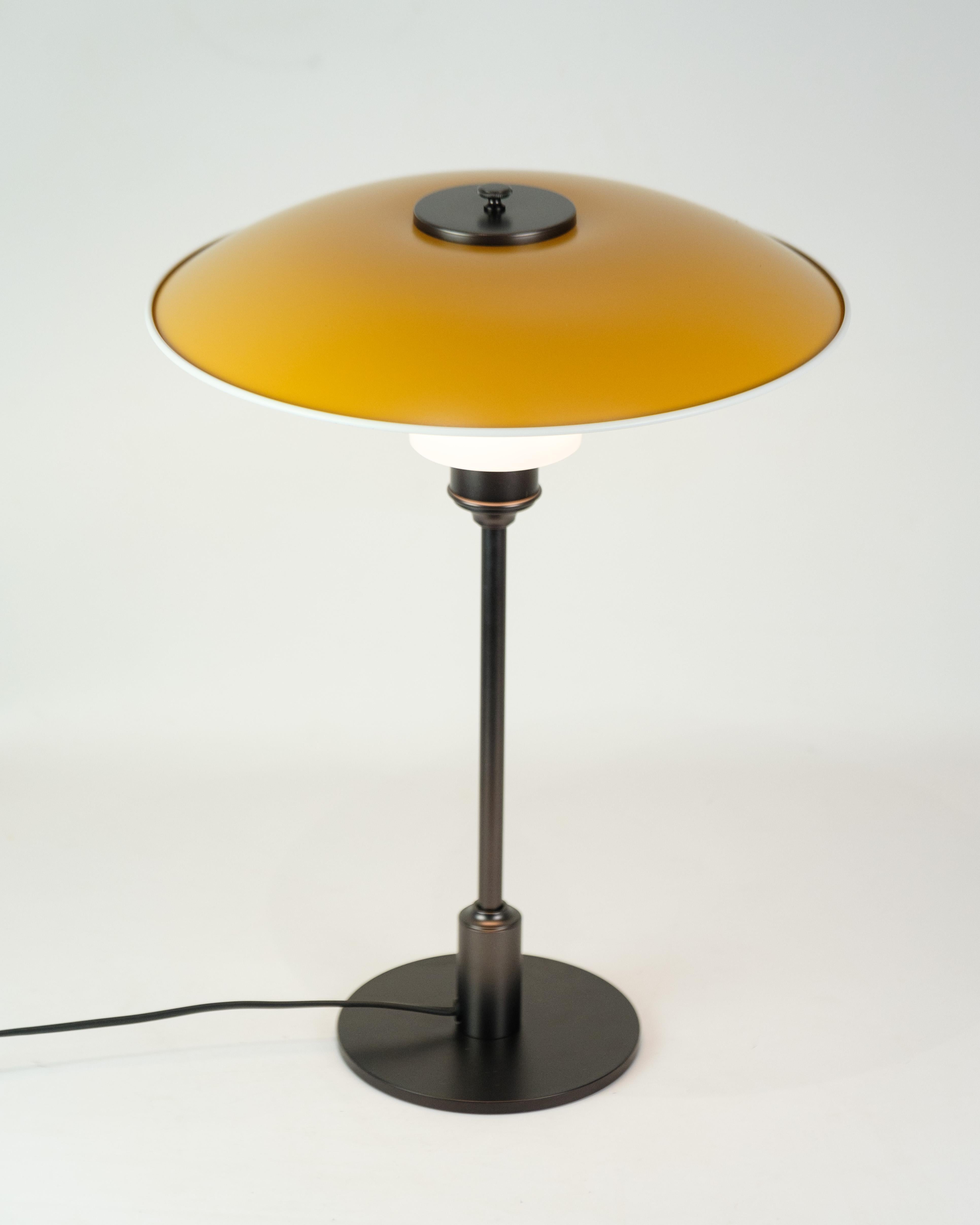 Lampe de table PH 3½-2½, conçue par Poul Henningsen et produite par Louis Poulsen. Cette lampe fait partie de la série emblématique PH, qui repose sur le système avancé à trois abat-jours de Henningsen, qui garantit une lumière confortable et sans