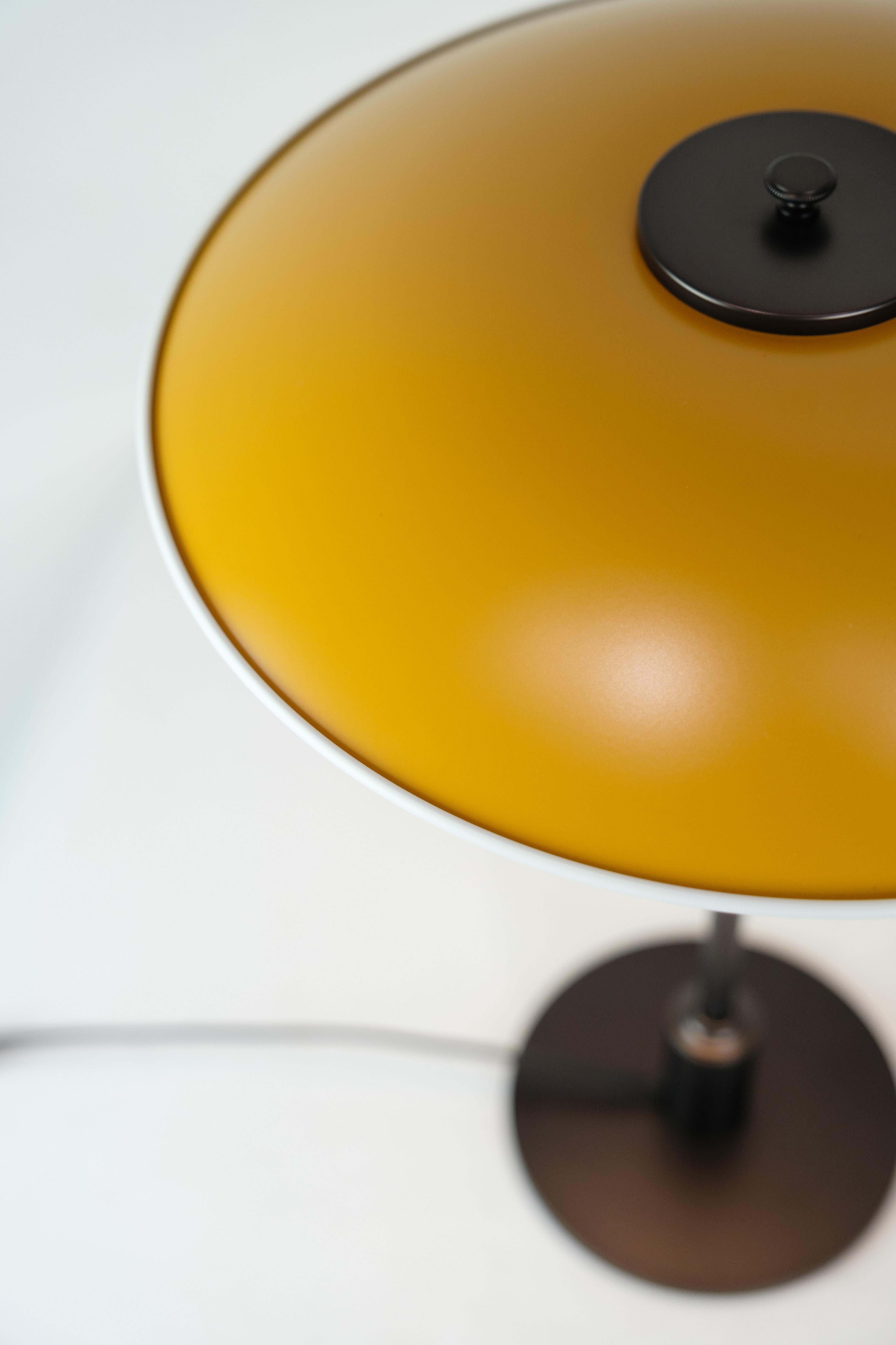 Moderne Lampe de table PH 3½-2½ avec abat-jour en métal dans un cadre en laiton peint jaune et brun en vente