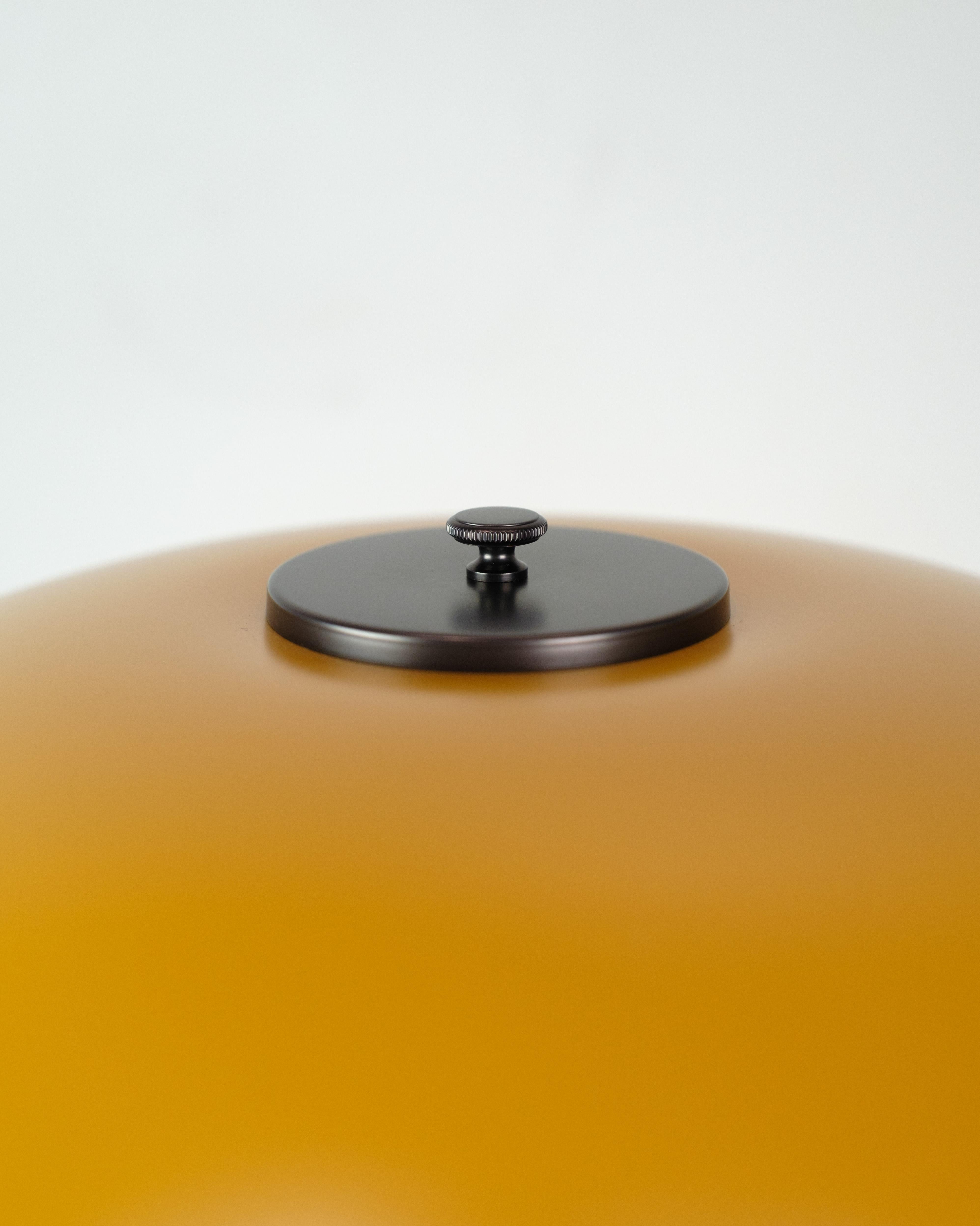 Danois Lampe de table PH 3½-2½ avec abat-jour en métal dans un cadre en laiton peint jaune et brun en vente