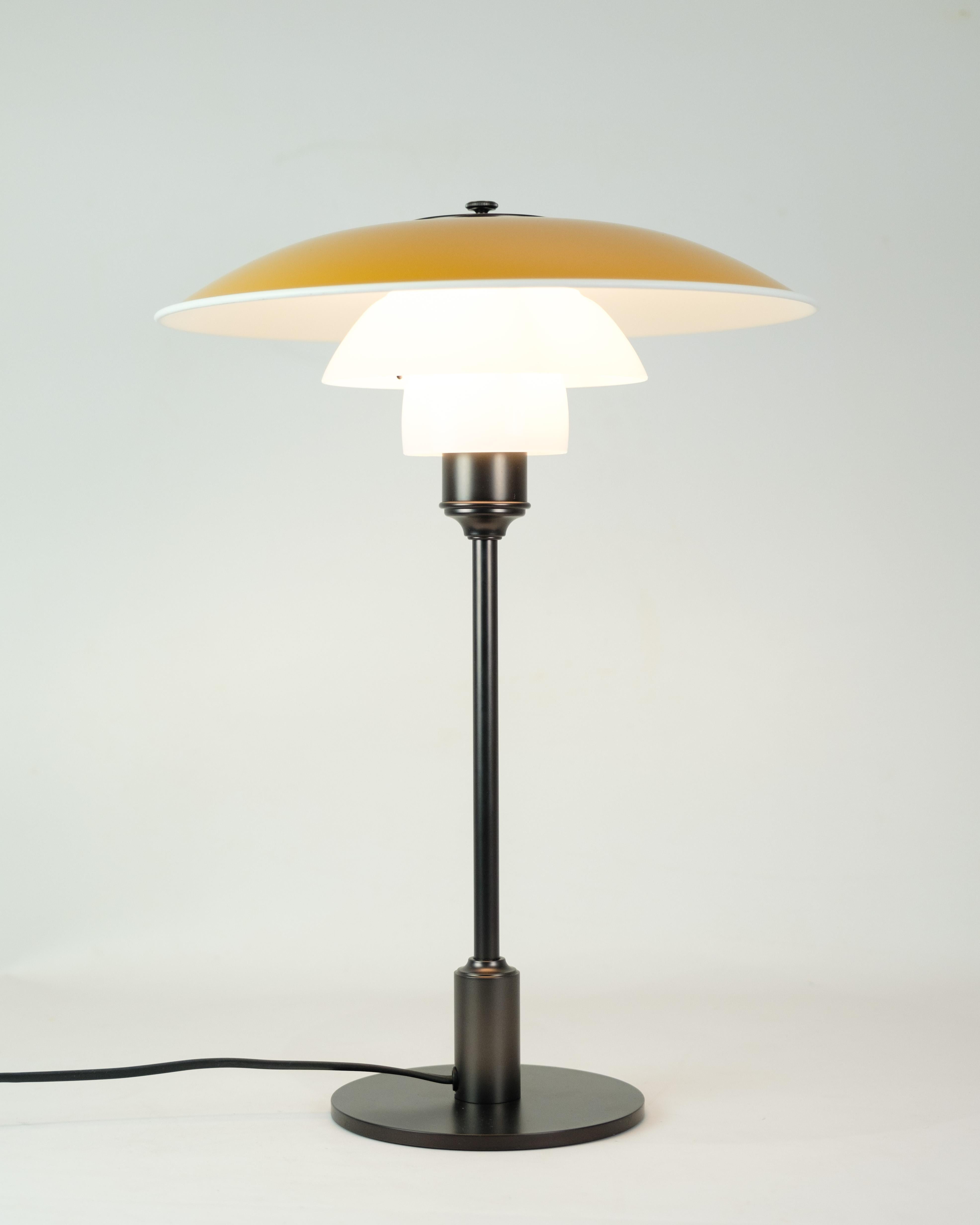 Lampe de table PH 3½-2½ avec abat-jour en métal dans un cadre en laiton peint jaune et brun Bon état - En vente à Lejre, DK