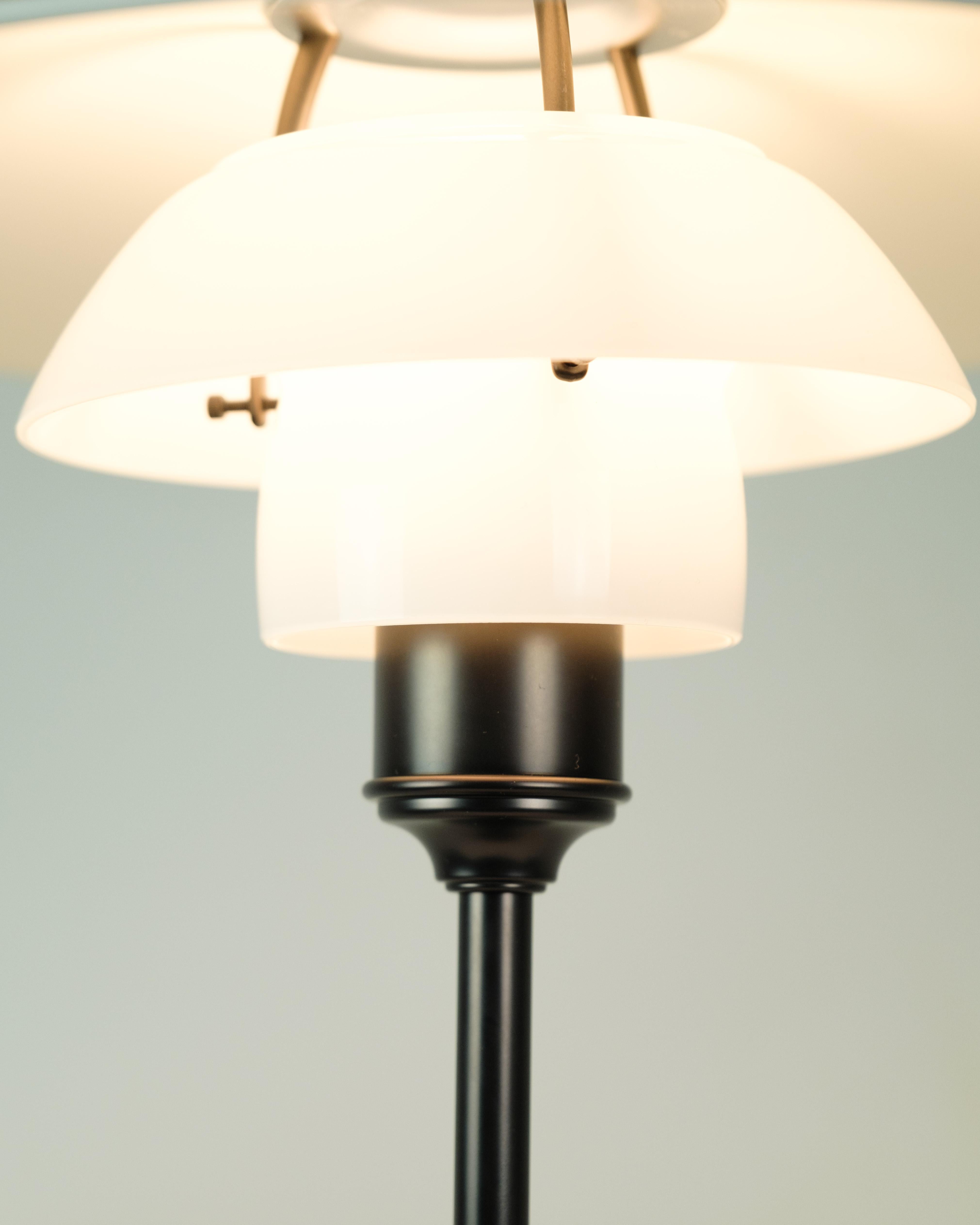XXIe siècle et contemporain Lampe de table PH 3½-2½ avec abat-jour en métal dans un cadre en laiton peint jaune et brun en vente