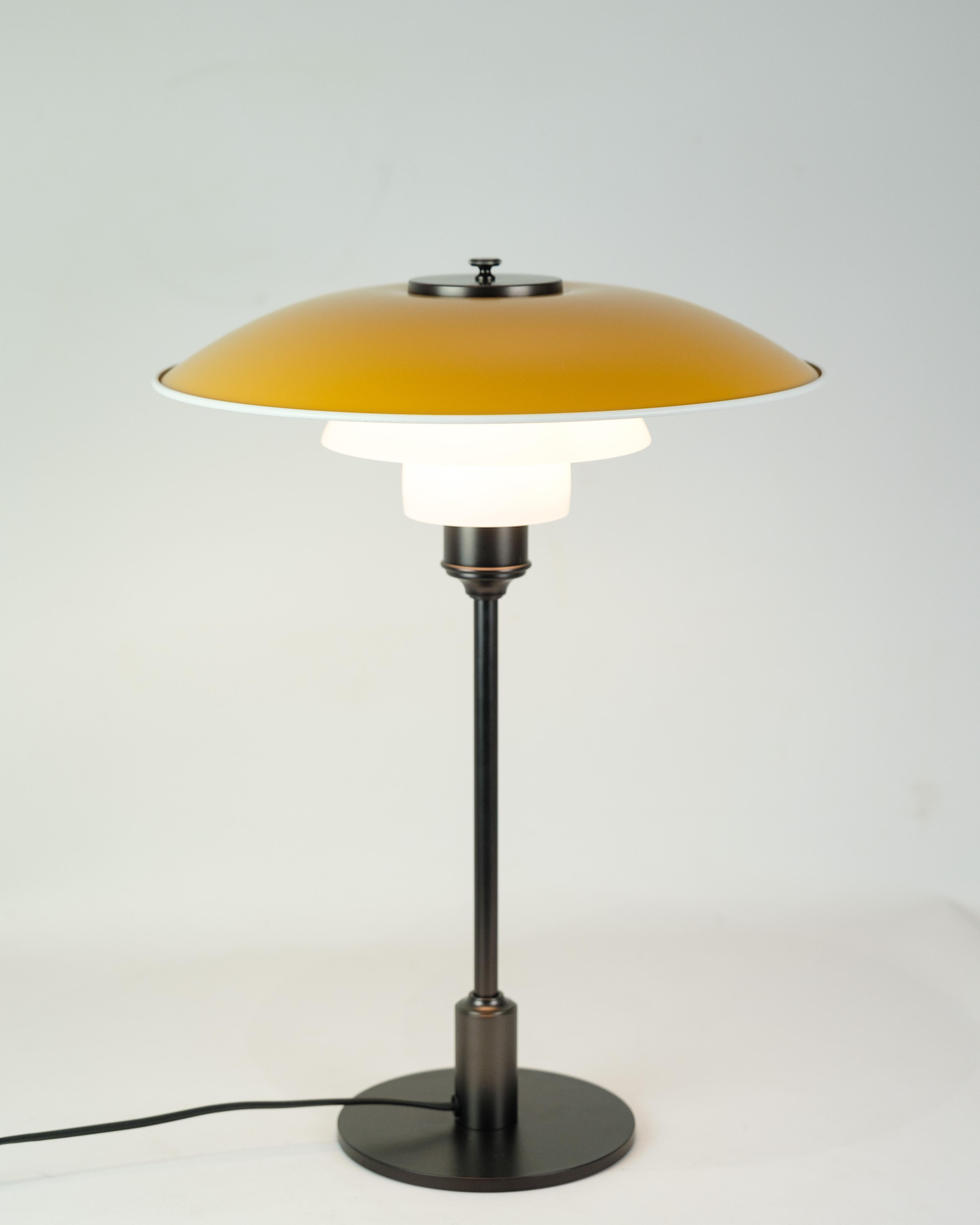 Lampe de table PH 3½-2½ avec abat-jour en métal dans un cadre en laiton peint jaune et brun en vente 1