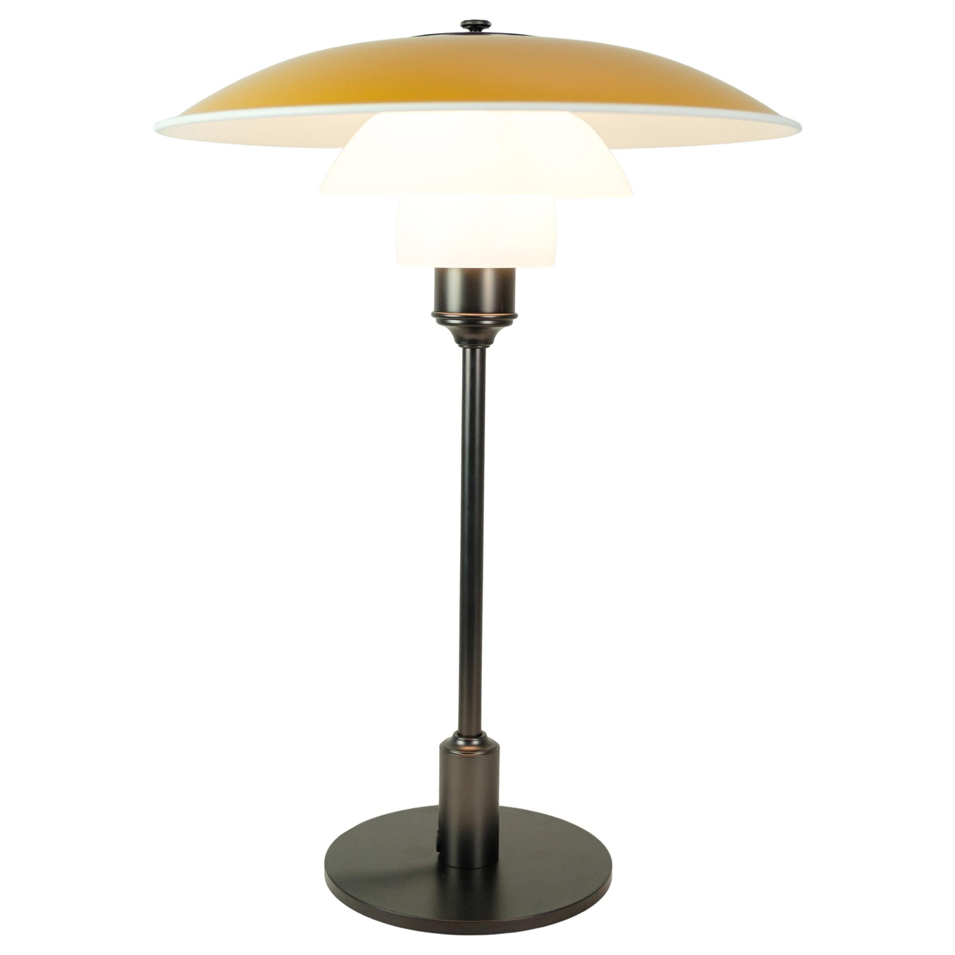 Lampe de table PH 3½-2½ avec abat-jour en métal dans un cadre en laiton peint jaune et brun