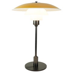 PH 3½-2½ Lampada da tavolo con paralume in metallo con struttura in ottone verniciato giallo e marrone