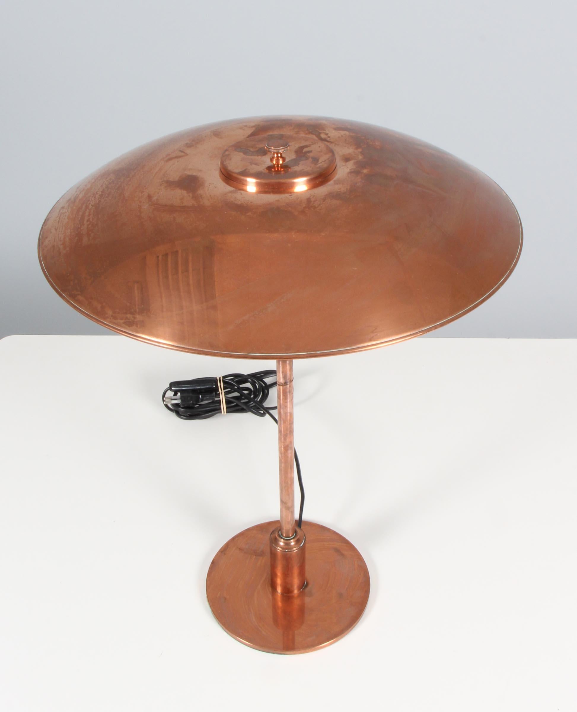 Poul Henningsen (1894-1967).

PH 3,5/2,5 copper table limited edition lamp manufactured by Louis Poulsen in 2015.
Polished copper stem and top shade, middle and lower shades of white glass. White glass top shade included as well.