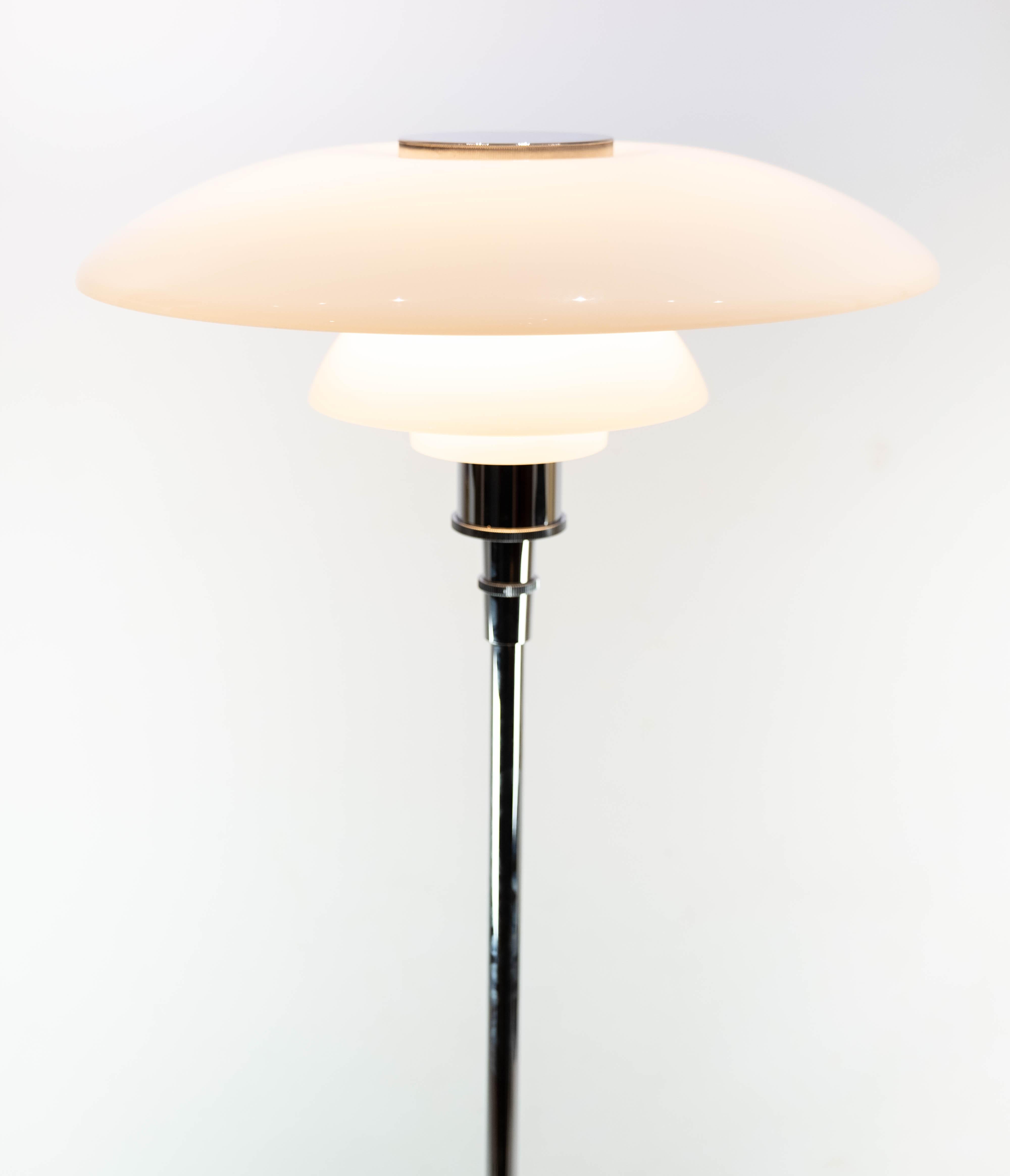 Le lampadaire PH 4 1/2-3 1/2, caractérisé par son élégante monture chromée et ses abat-jours en verre opalin, est une quintessence du design Modern Scandinavian. Créée par le célèbre designer danois Poul Henningsen, cette lampe présente son mélange