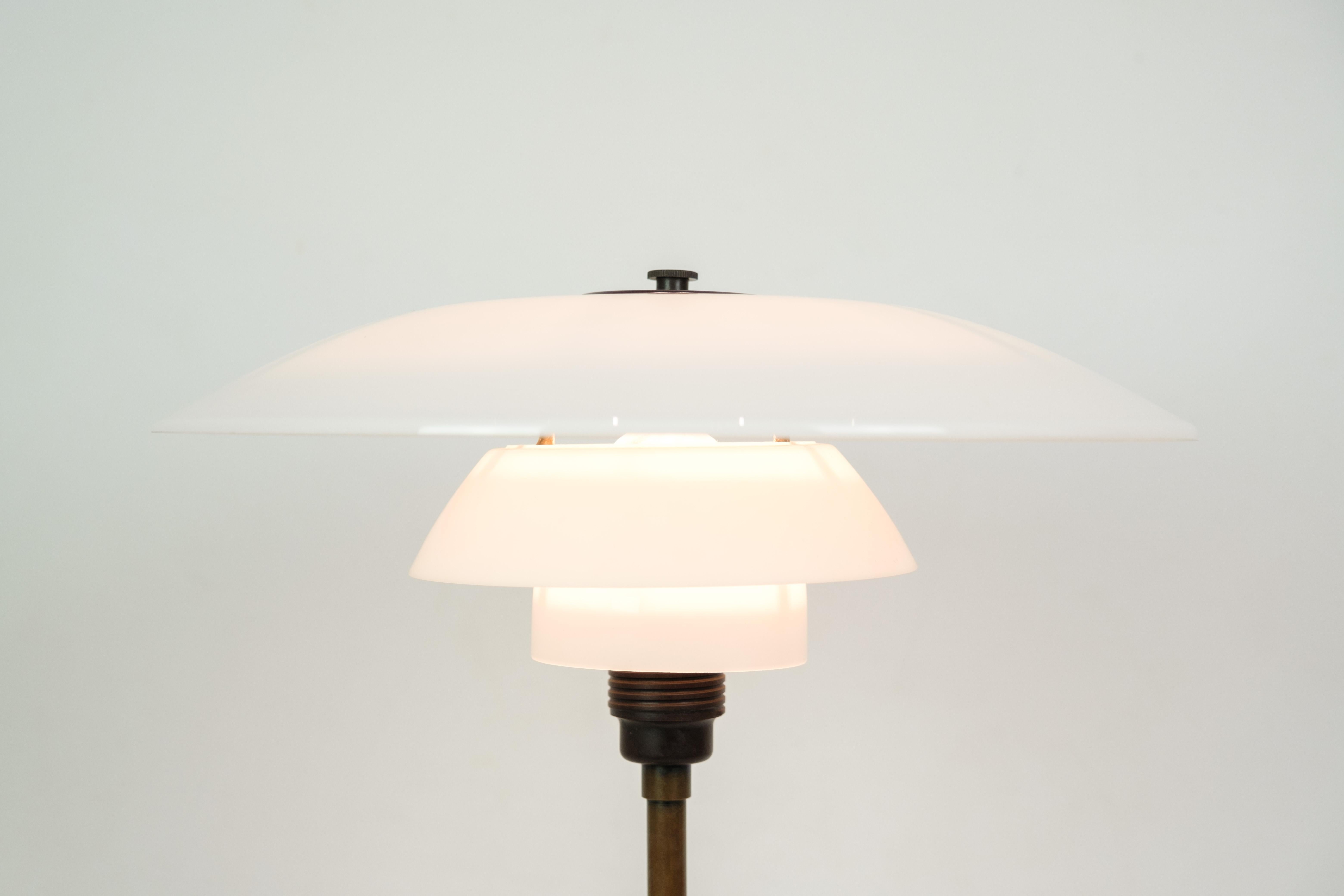 Lampe de table PH 4/2½ en verre opale blanc et laiton bruni par Poul Henningsen en vente 2