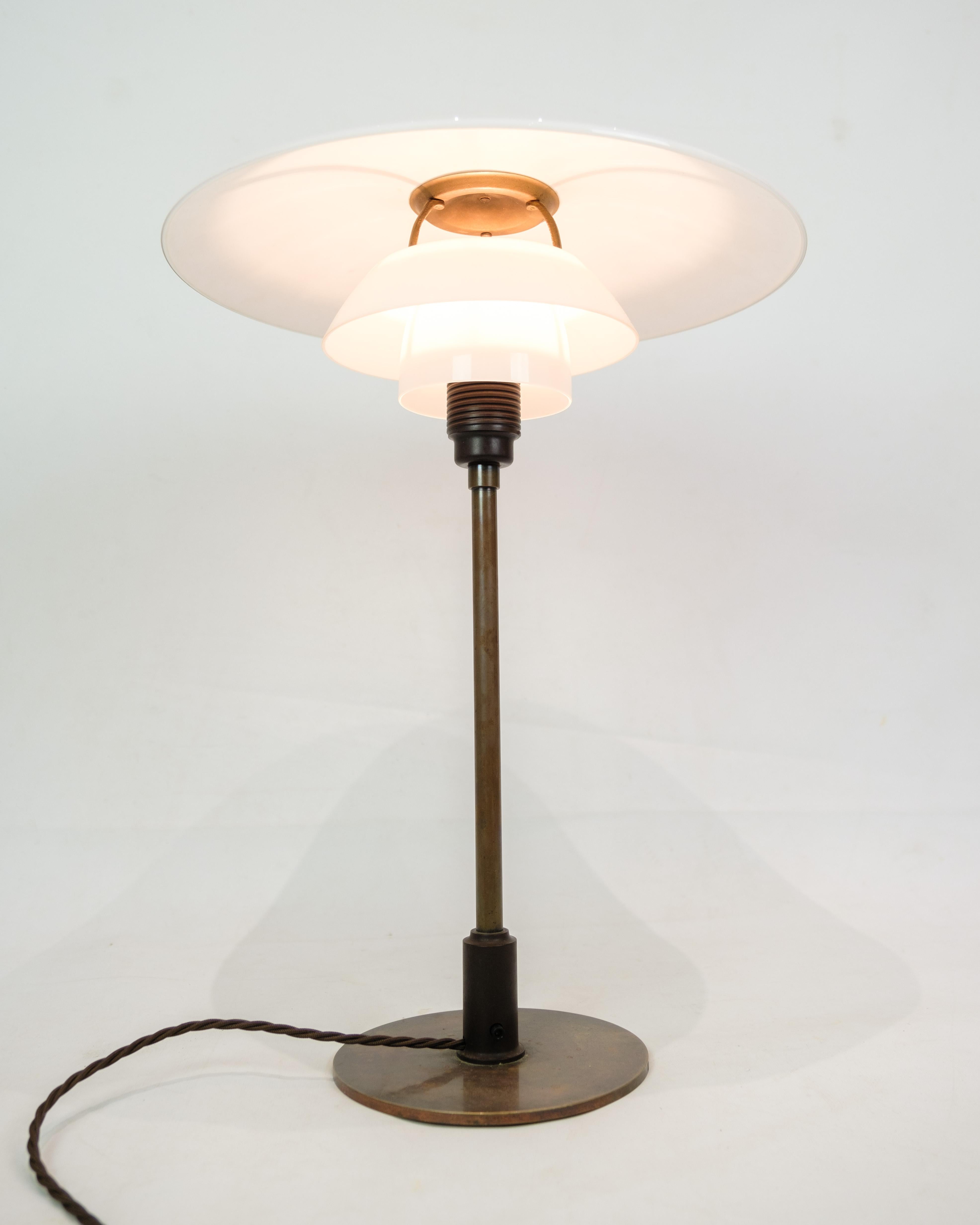 Lampe de table PH 4/2½ en verre opale blanc et laiton bruni par Poul Henningsen en vente 3