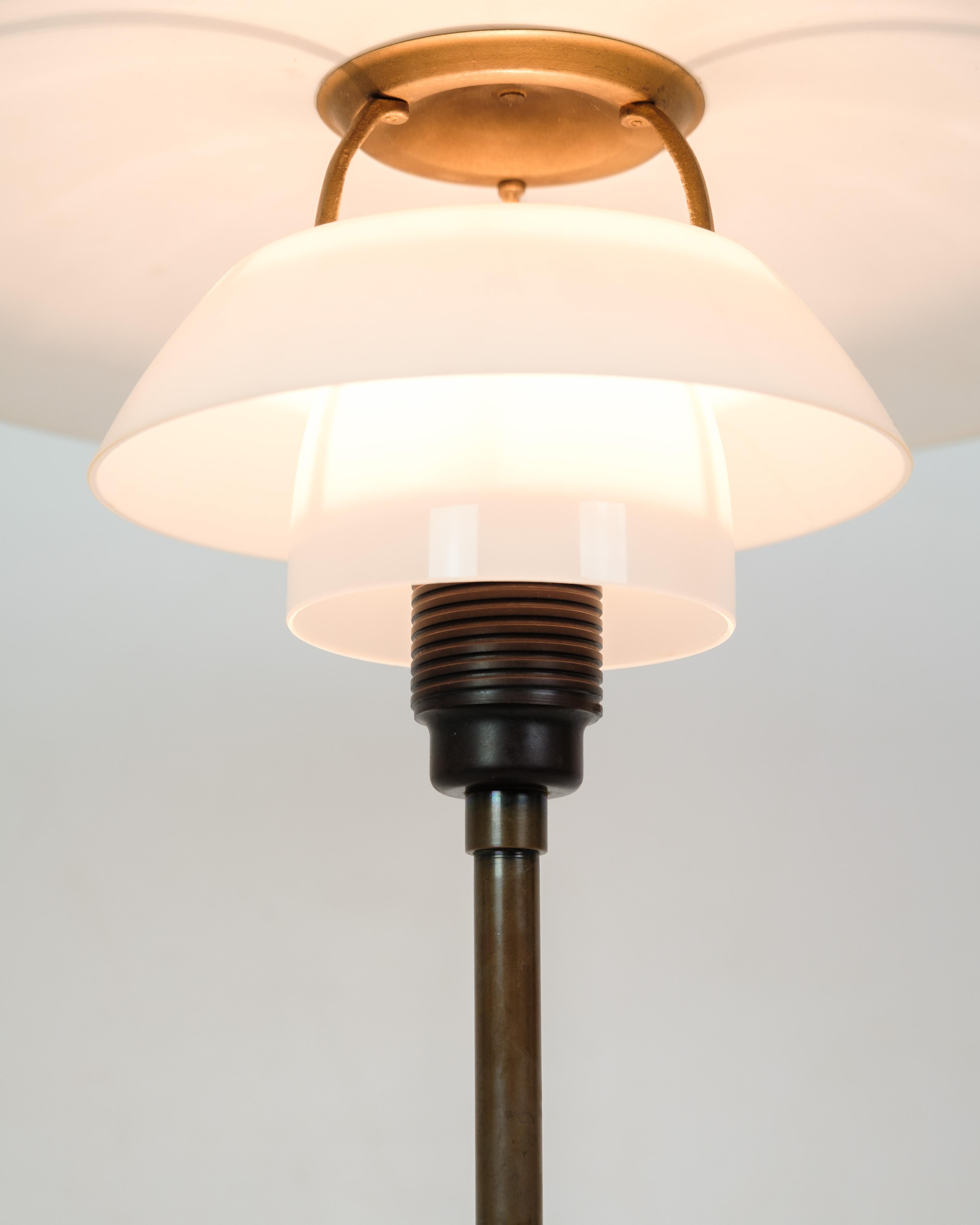 Lampe de table, PH 4/2½, conçue par Poul Henningsen et fabriquée par Louis Poulsen dans les années 1930. La lampe est composée d'abat-jours en verre opale blanc et d'un cadre en laiton bronzé, qui offre une combinaison classique de fonction et