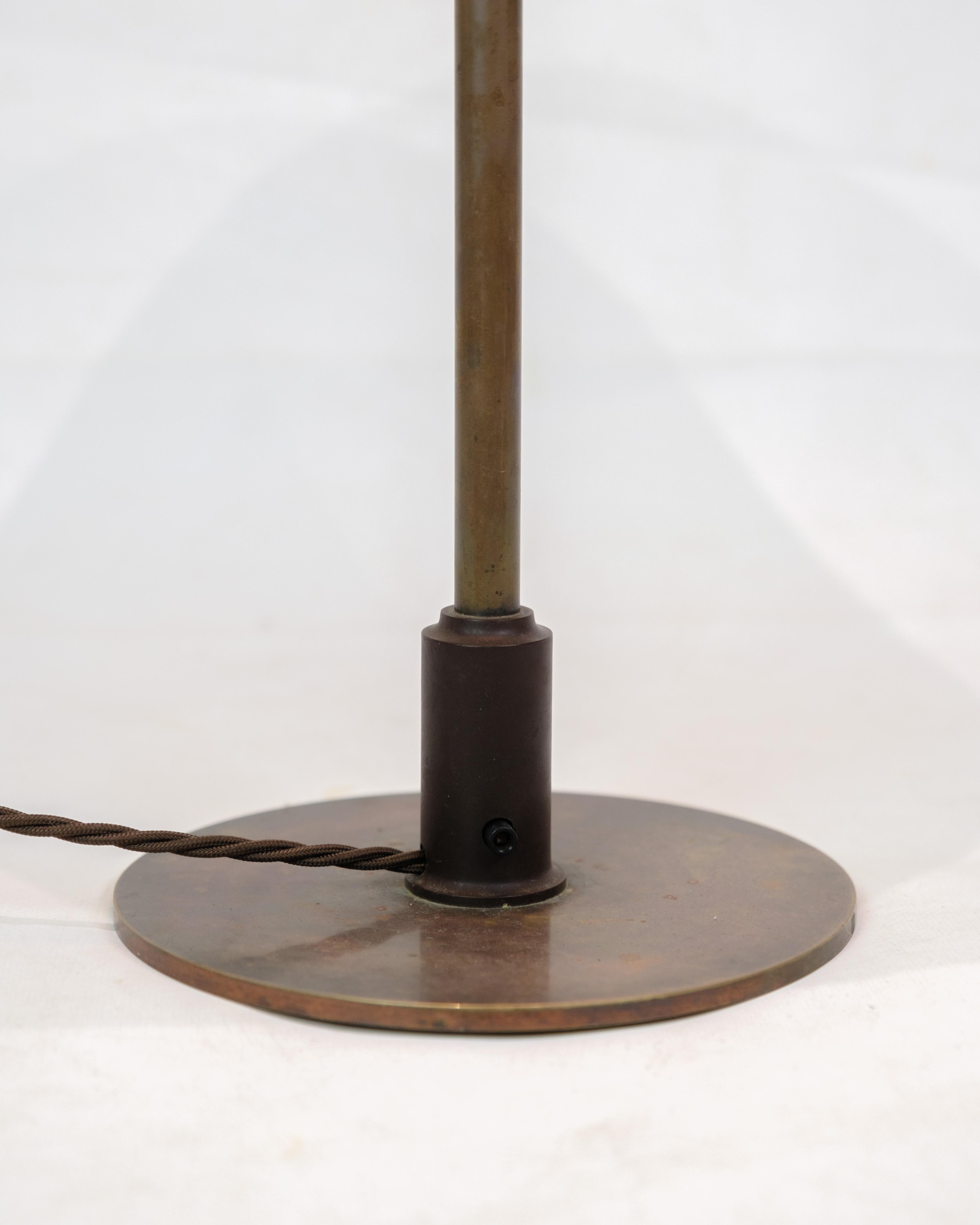Mid-Century Modern Lampe de table PH 4/2½ en verre opale blanc et laiton bruni par Poul Henningsen en vente