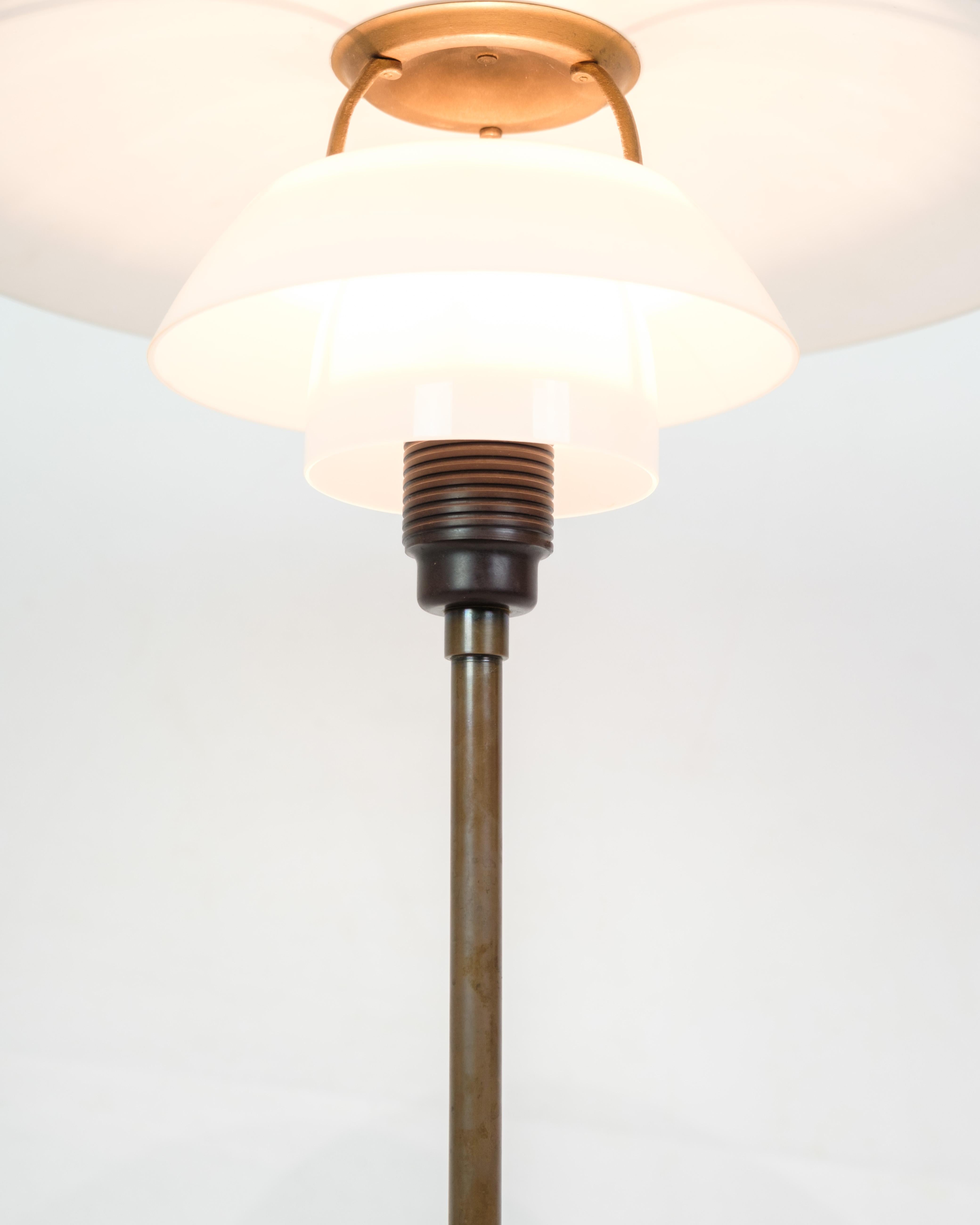 Danois Lampe de table PH 4/2½ en verre opale blanc et laiton bruni par Poul Henningsen en vente