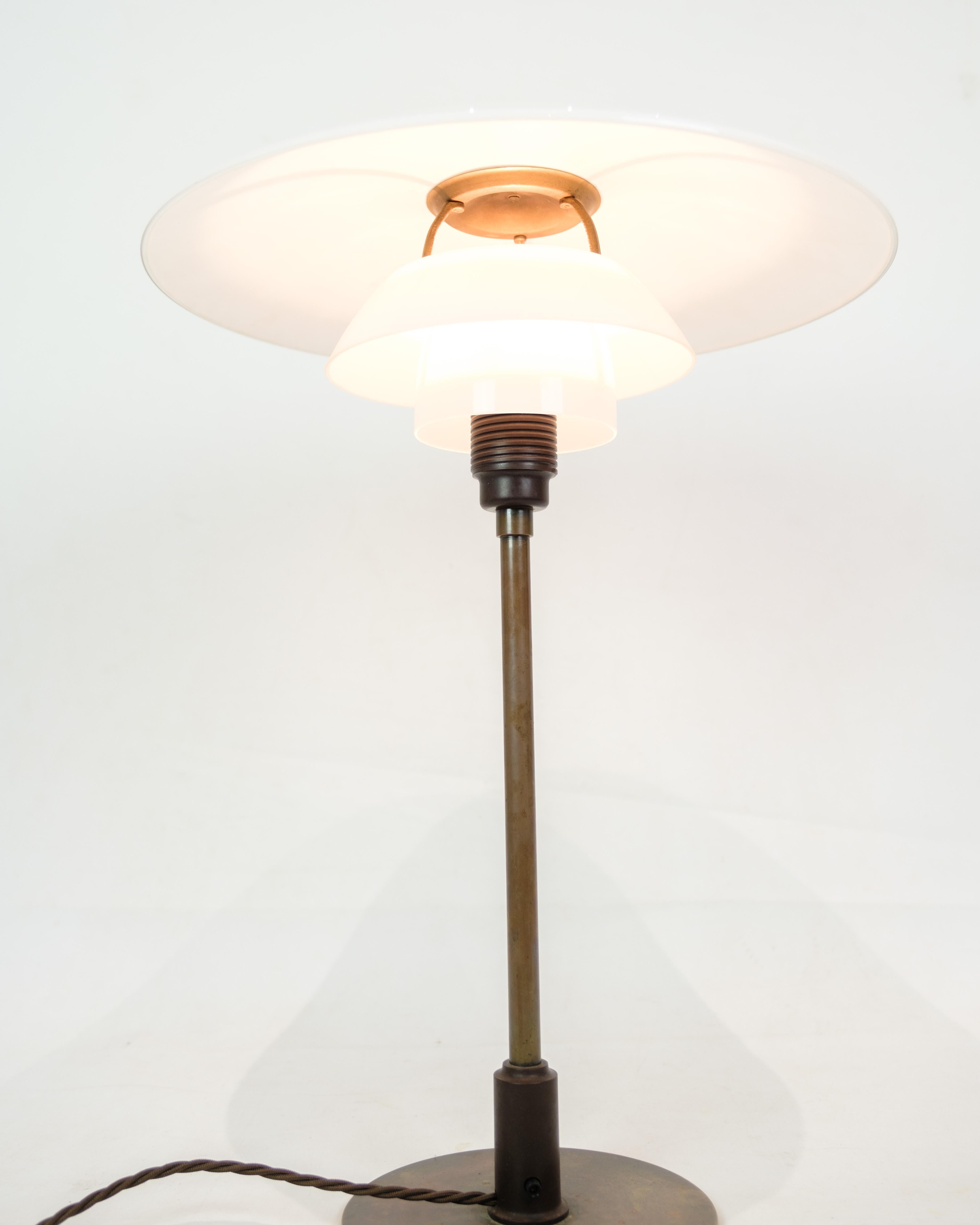 Bruni Lampe de table PH 4/2½ en verre opale blanc et laiton bruni par Poul Henningsen en vente