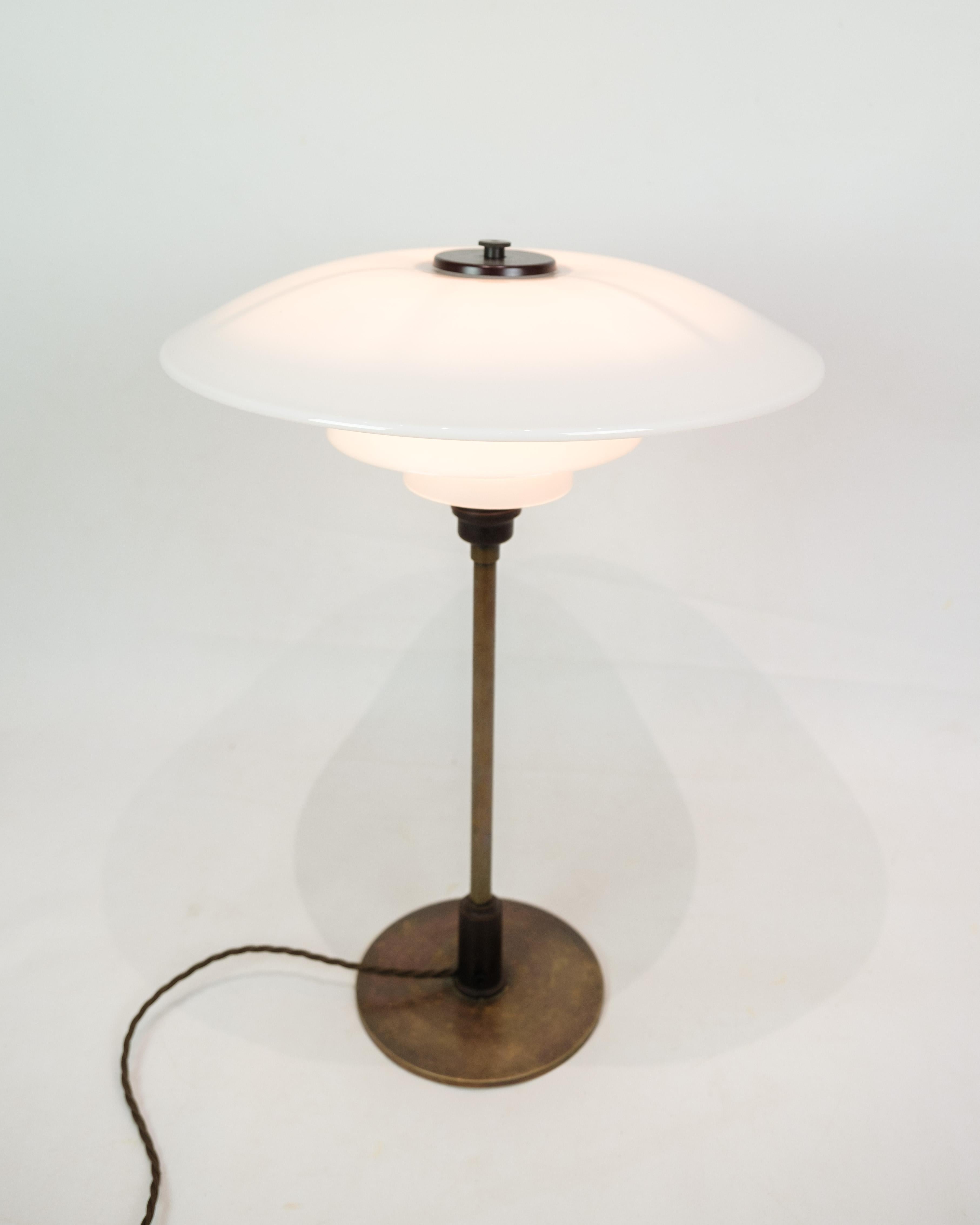 Lampe de table PH 4/2½ en verre opale blanc et laiton bruni par Poul Henningsen Bon état - En vente à Lejre, DK
