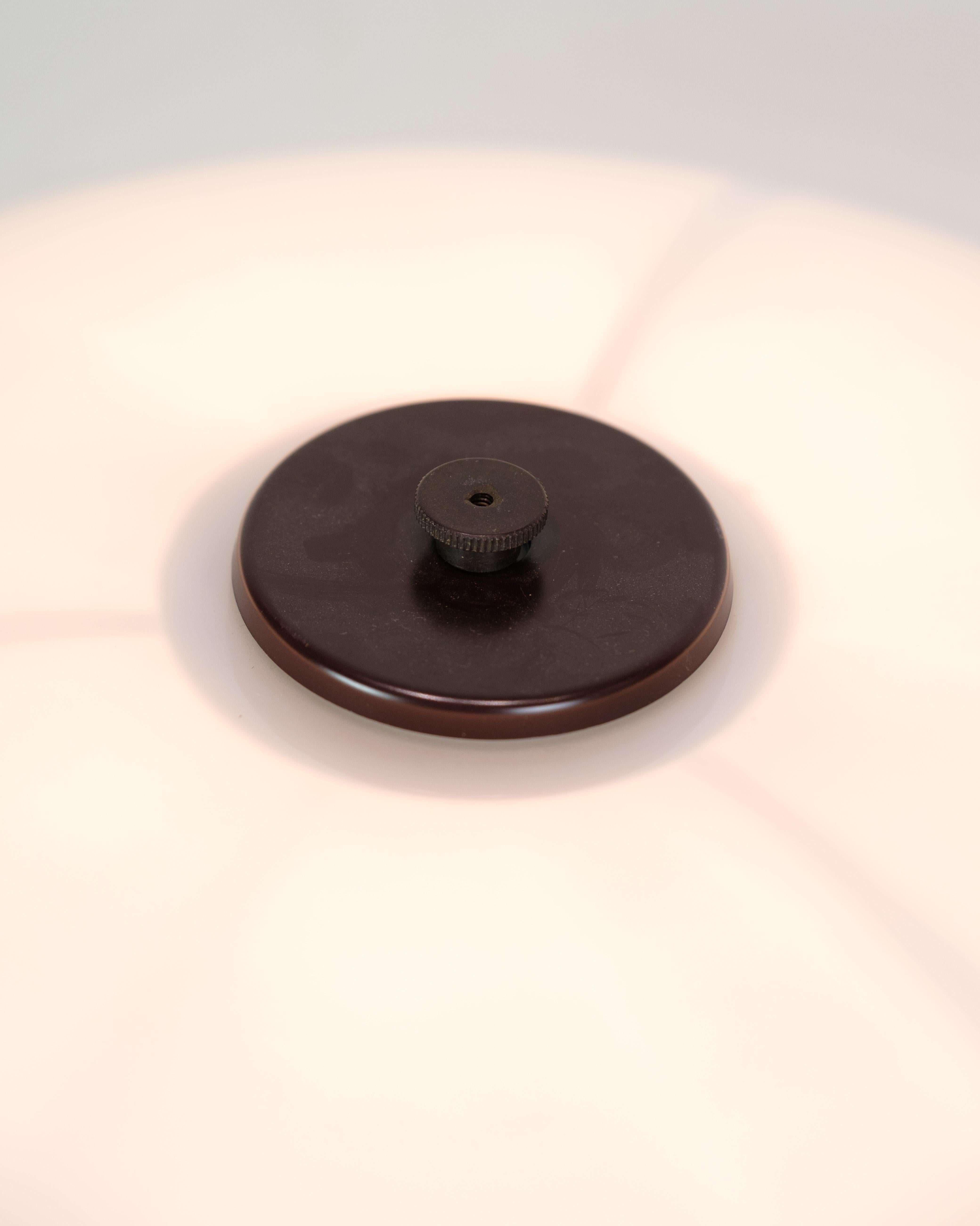 Milieu du XXe siècle Lampe de table PH 4/2½ en verre opale blanc et laiton bruni par Poul Henningsen en vente