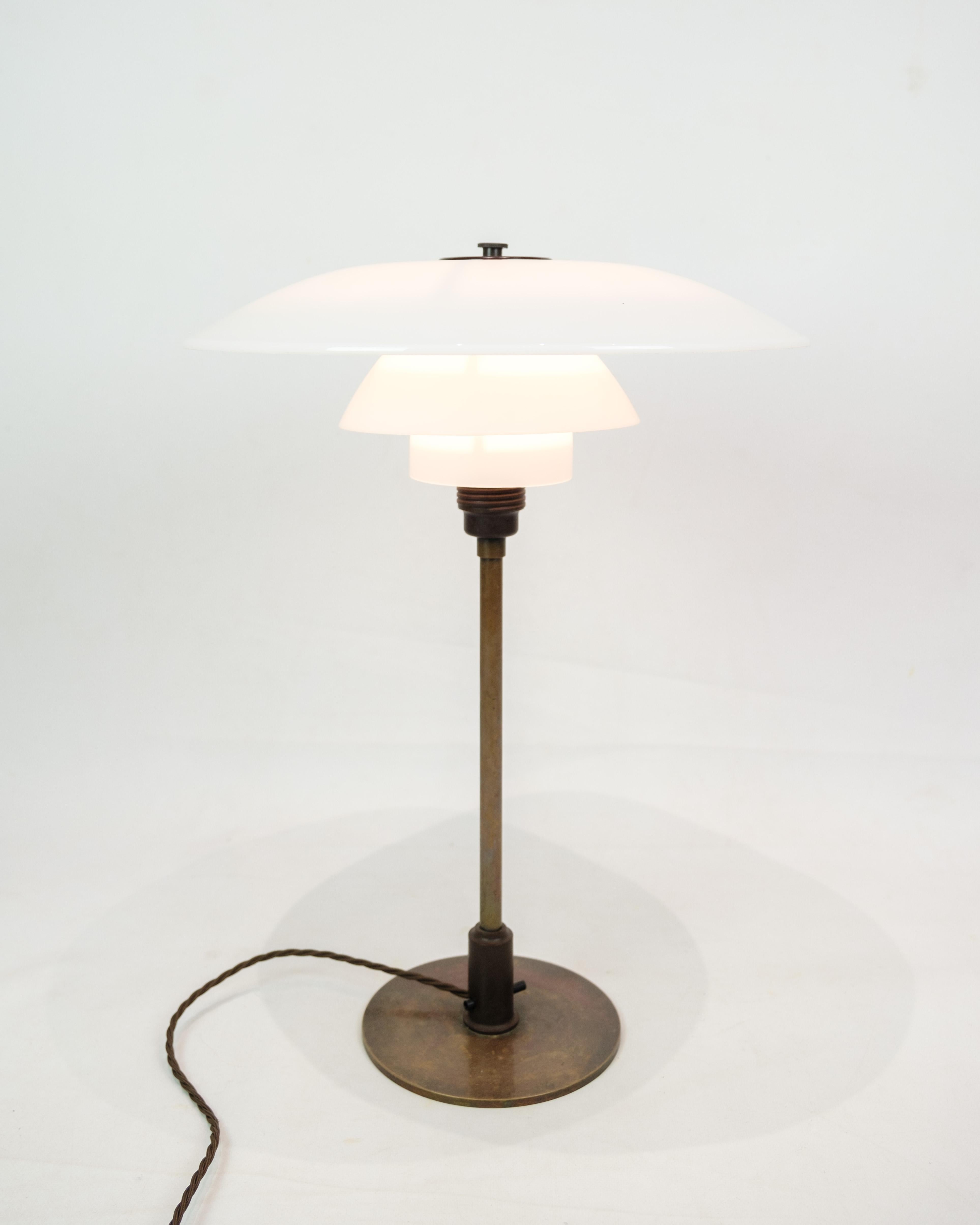 Lampe de table PH 4/2½ en verre opale blanc et laiton bruni par Poul Henningsen en vente 1