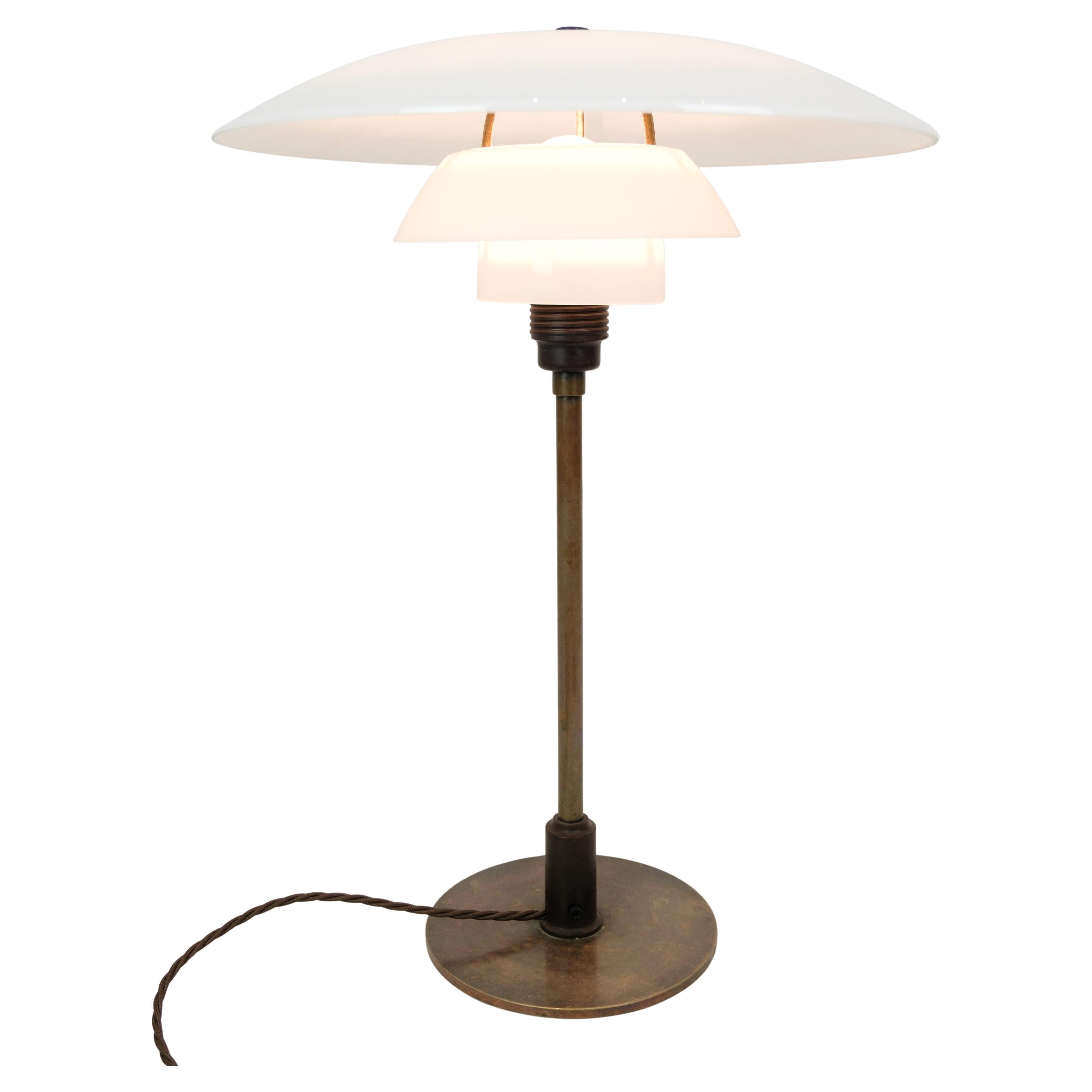 Lampe de table PH 4/2½ en verre opale blanc et laiton bruni par Poul Henningsen