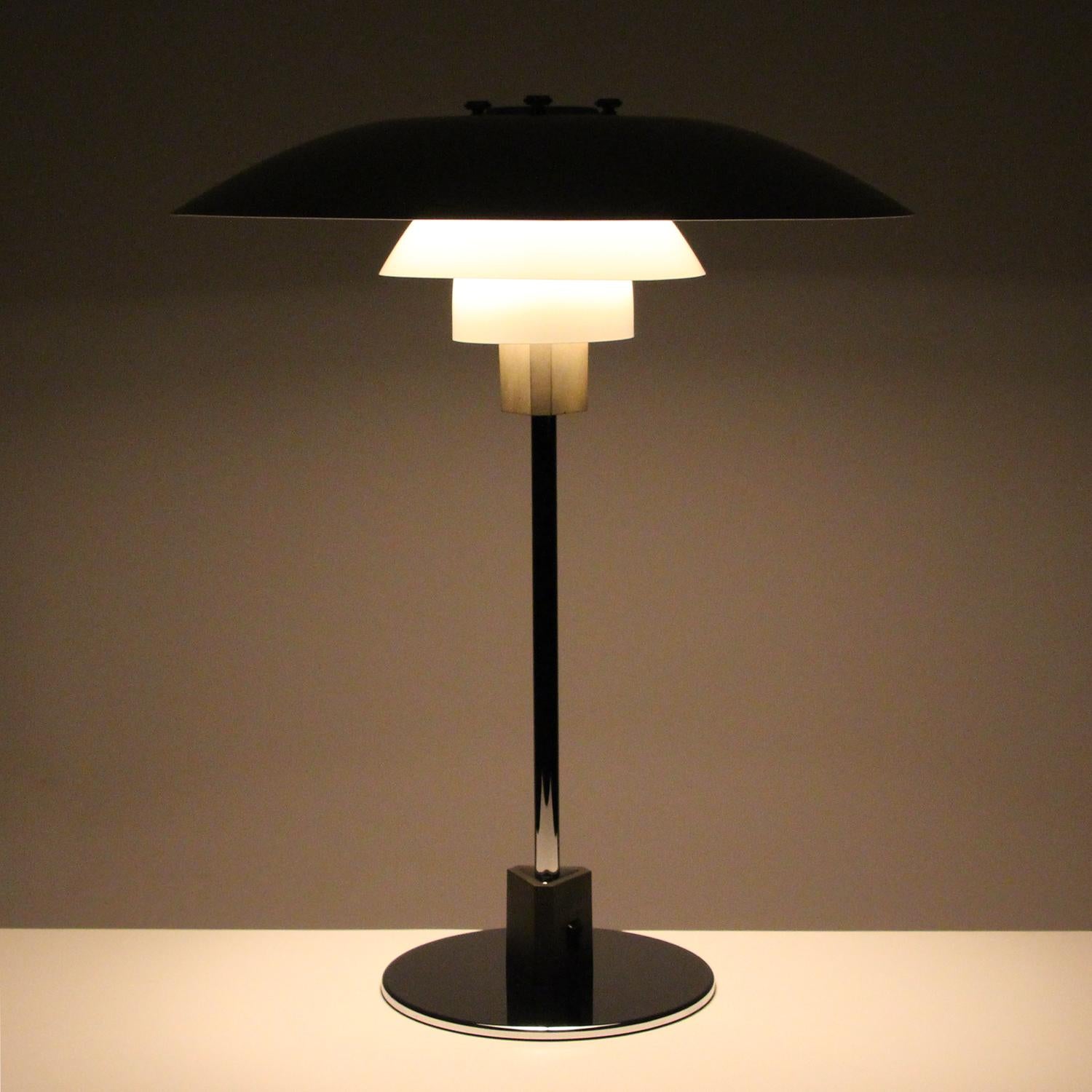 PH 4/3 table lamp by Poul Henningsen (PH) for Louis Poulsen in 1966 - classic large white desk light - in very good vintage condition.

A super stylish table lamp, comprised of a circular chromed-plated brass base with a black molded Bakelite
