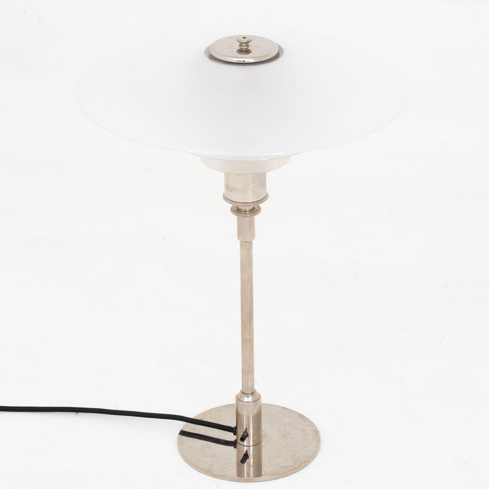 PH 4/3 - lampe de table avec abat-jour en verre mat et acier nickelé. Poul Henningsen / Louis Poulsen.