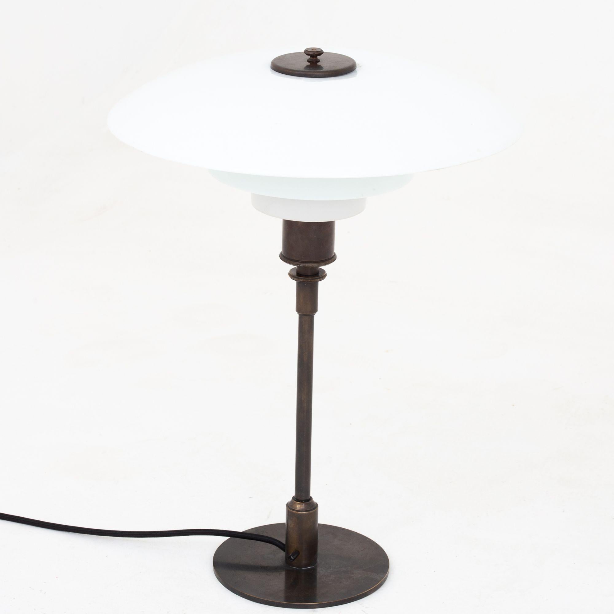 PH 4/3 - lampe de table en laiton bruni avec abat-jour en verre opalin blanc. Marqué 