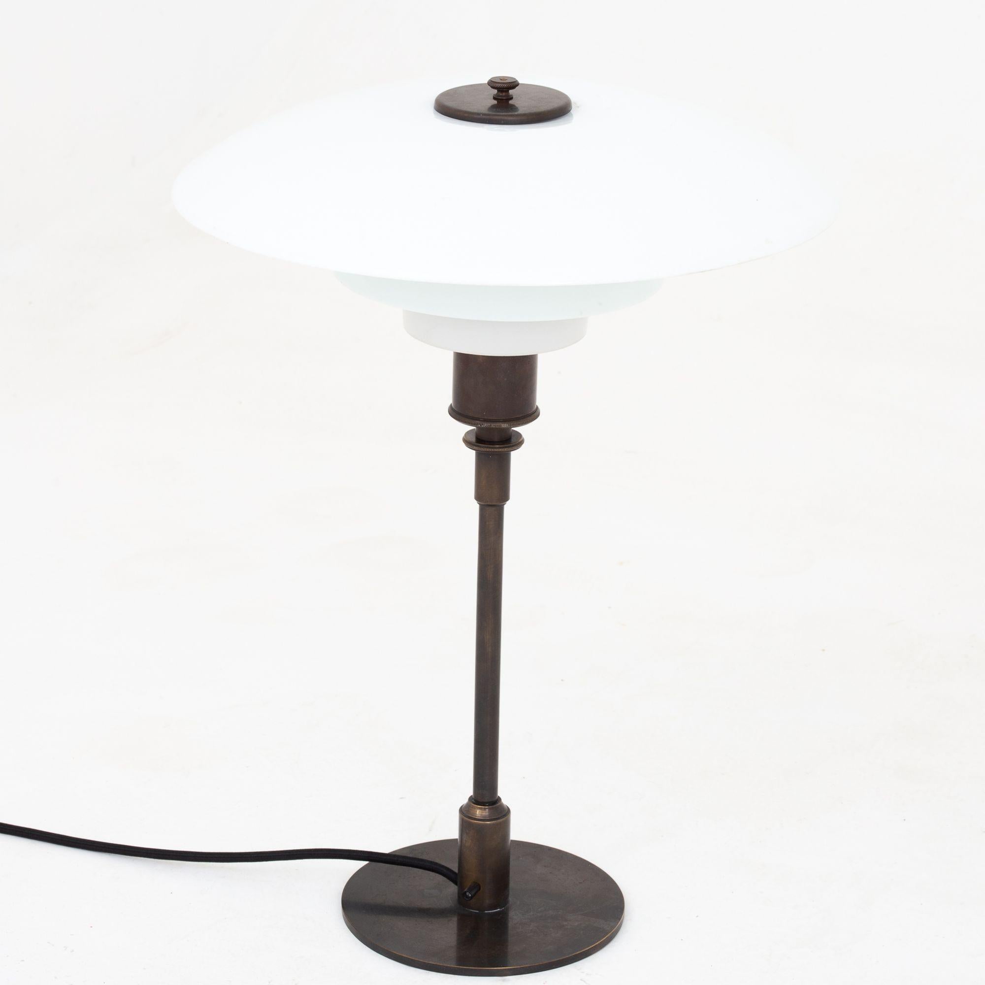 PH 4/3 - Lámpara de sobremesa de latón marrón con pantallas de cristal opalino blanco. Marcado como 