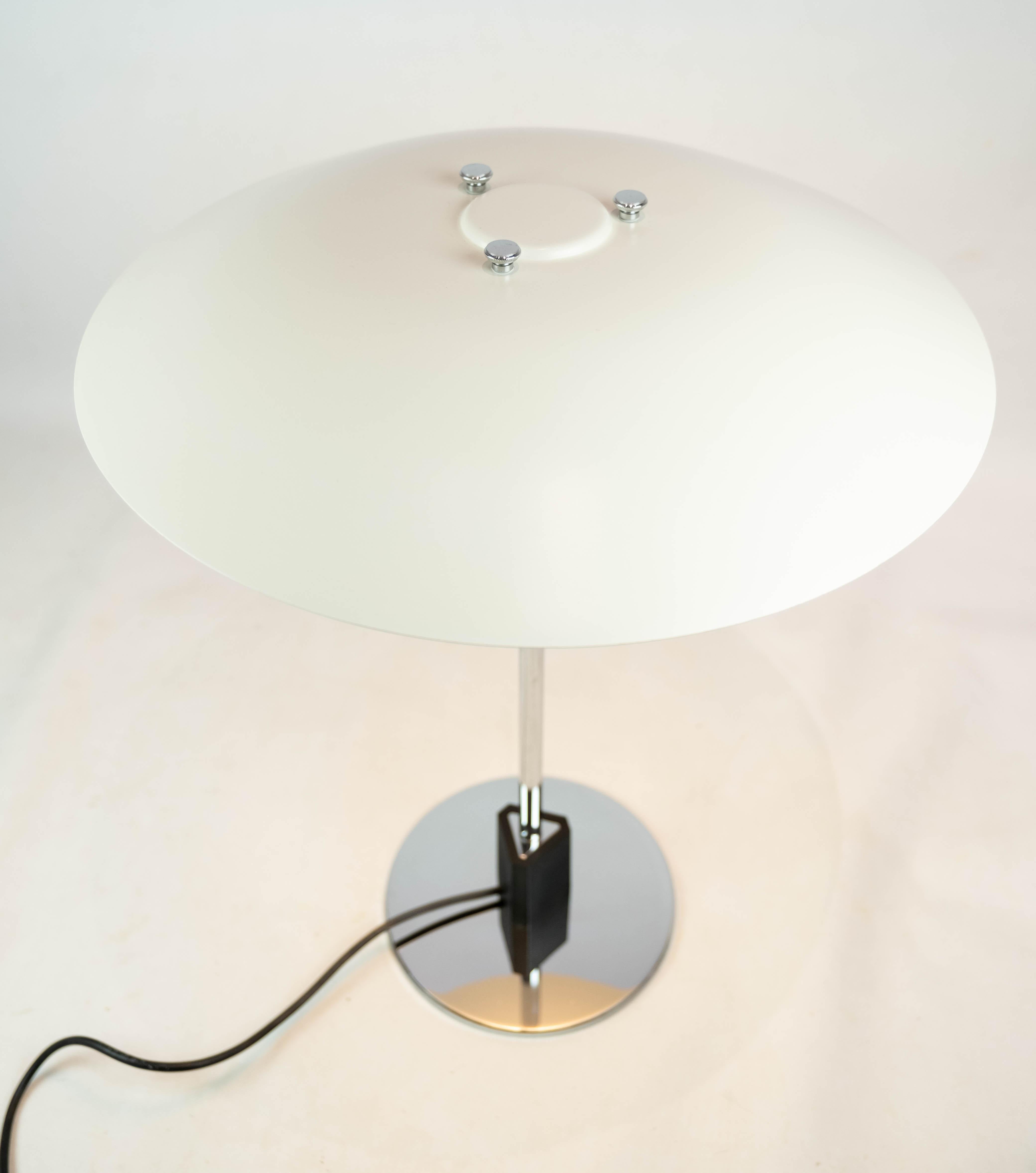 PH 4/3 Tischleuchte, entworfen von Poul Henningsen und hergestellt von Louis Poulsen. Die Lampe ist mit weiß lackierten Metallschirmen ausgestattet.
