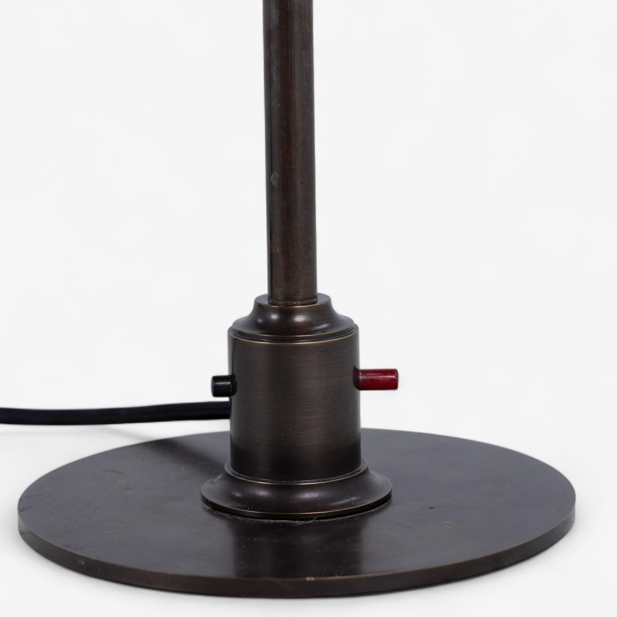 PH 4/3 - Table lamp in matt glass by Poul Henningsen In Good Condition For Sale In Copenhagen, DK