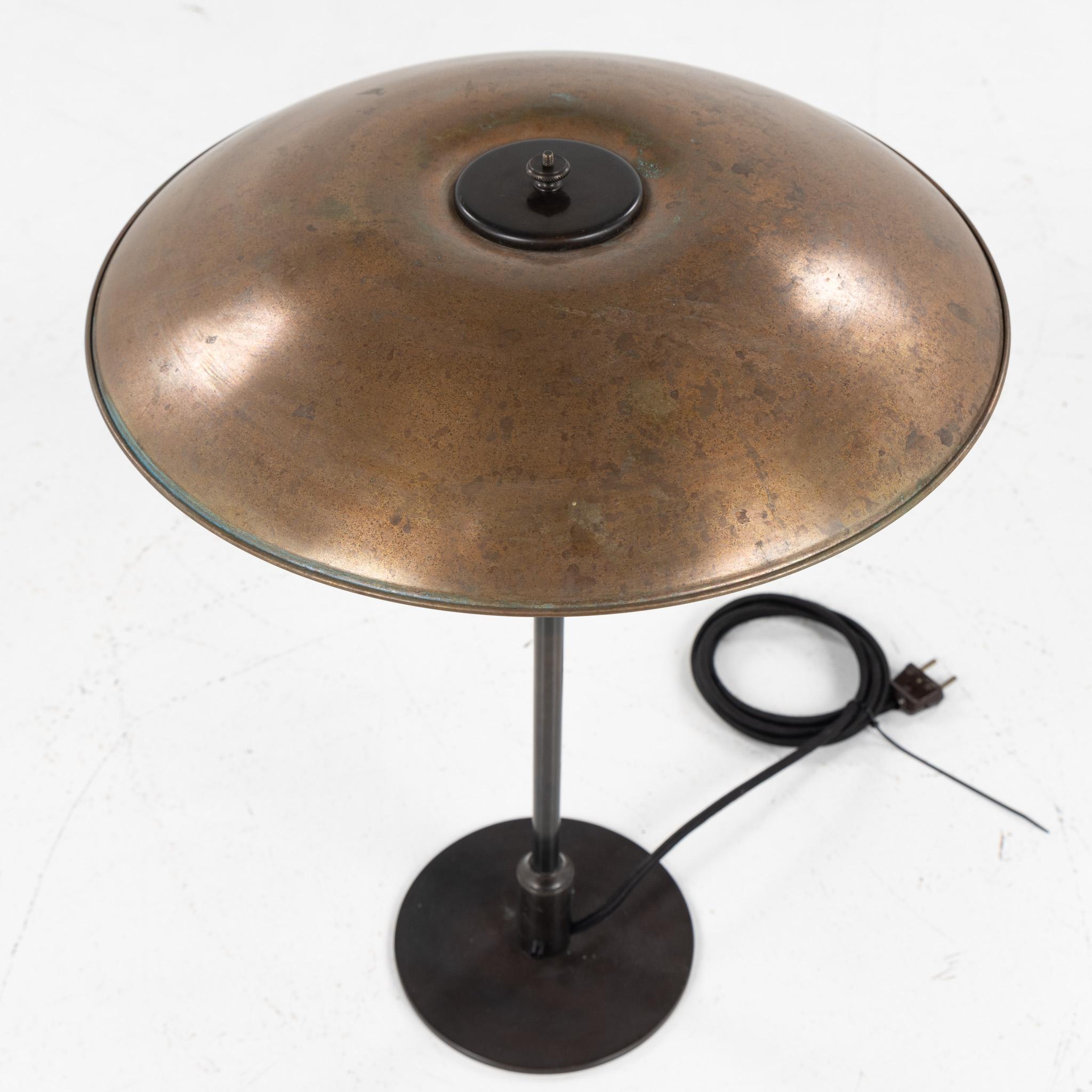 PH 4/3 - Rare and original table lamp in burnished brass and patinated copper shades. Labelled 'PATENTED'. From the 1930s. Designed by Poul Henningsen and made by Louis Poulsen.