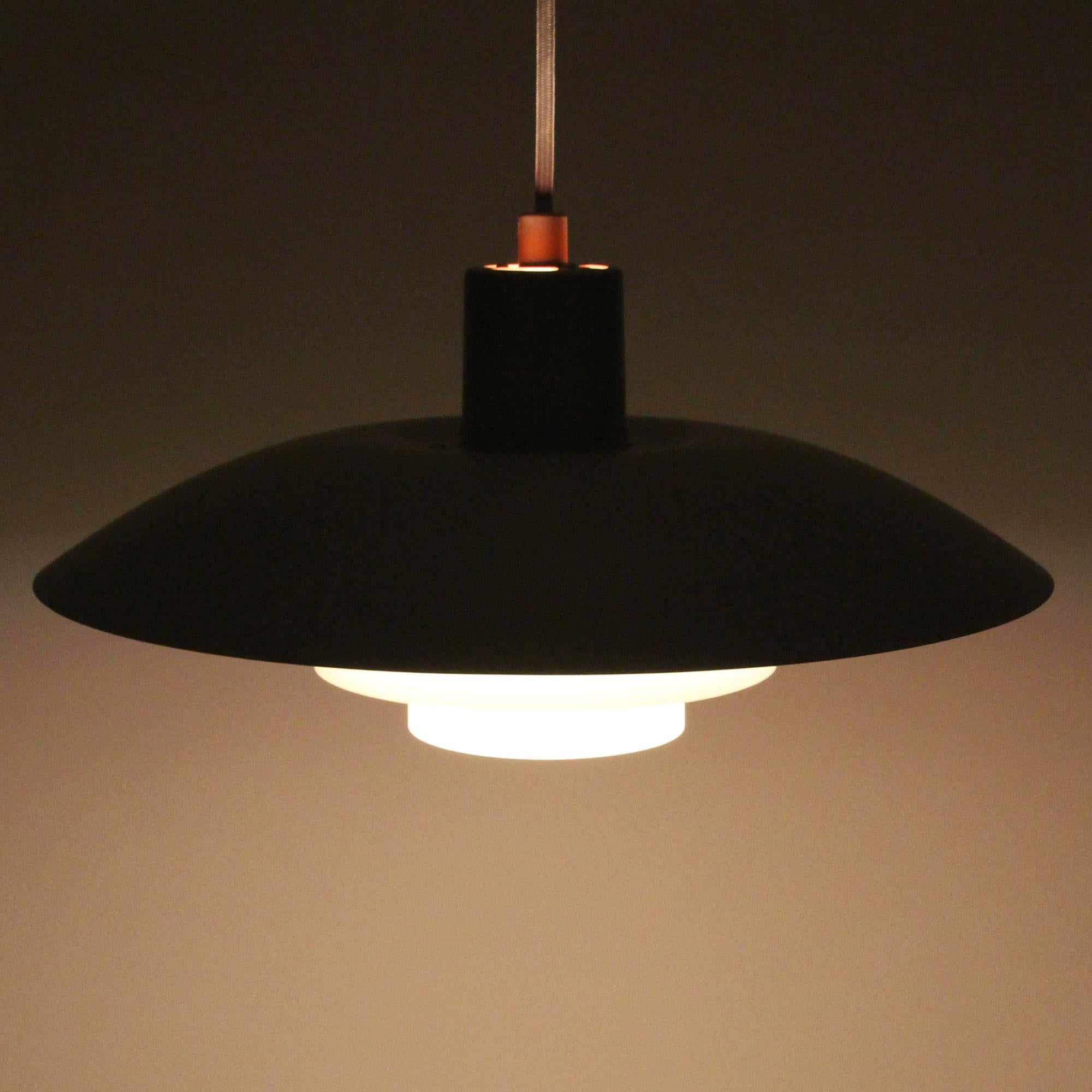 PH 4/3 White Pendant by Poul Henningsen for Louis Poulsen in 1966 In Good Condition In Brondby, Copenhagen