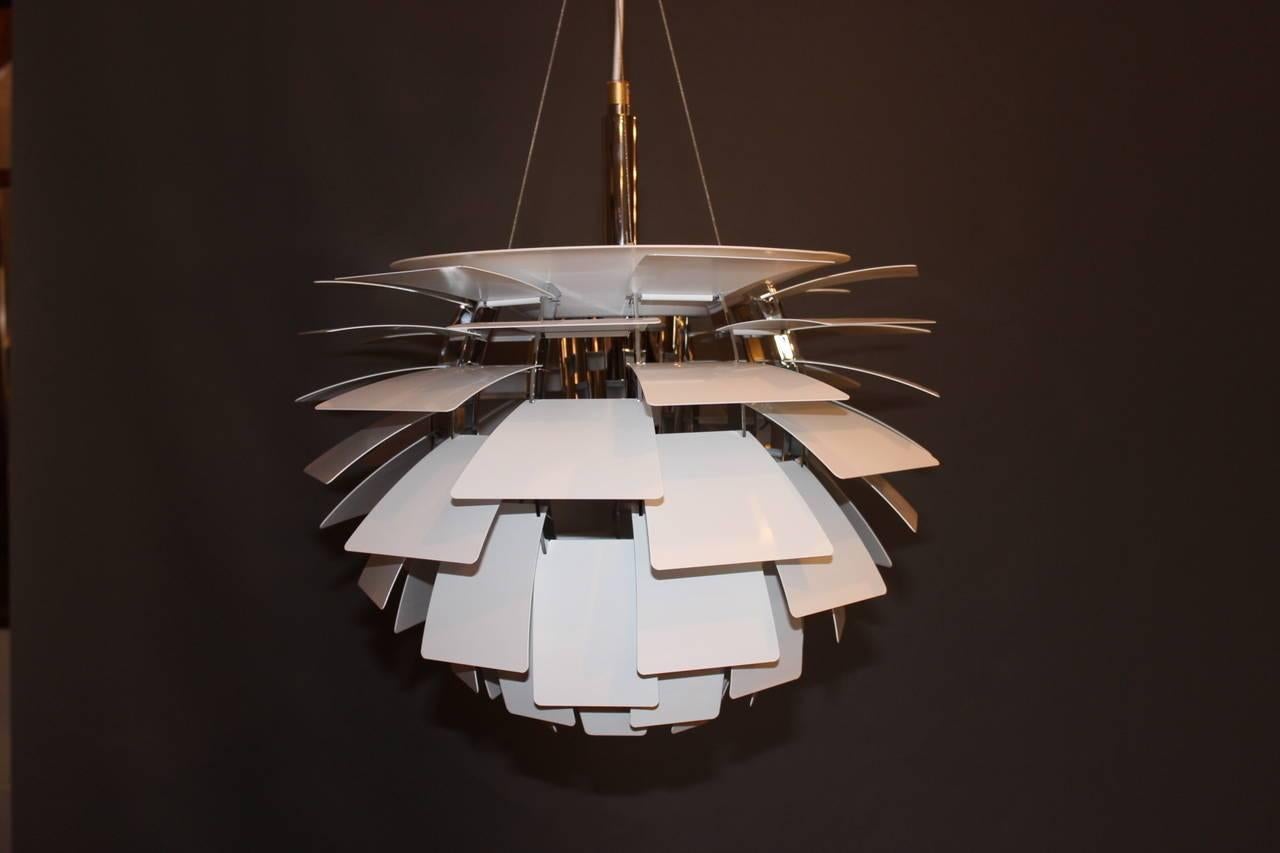 An all time eye catcher in lighting design. The White version of Poul Henningsen´s Artichoke measures 48 cm in diameter. This item is therefore perfect for lighting over the dinning table. 

  