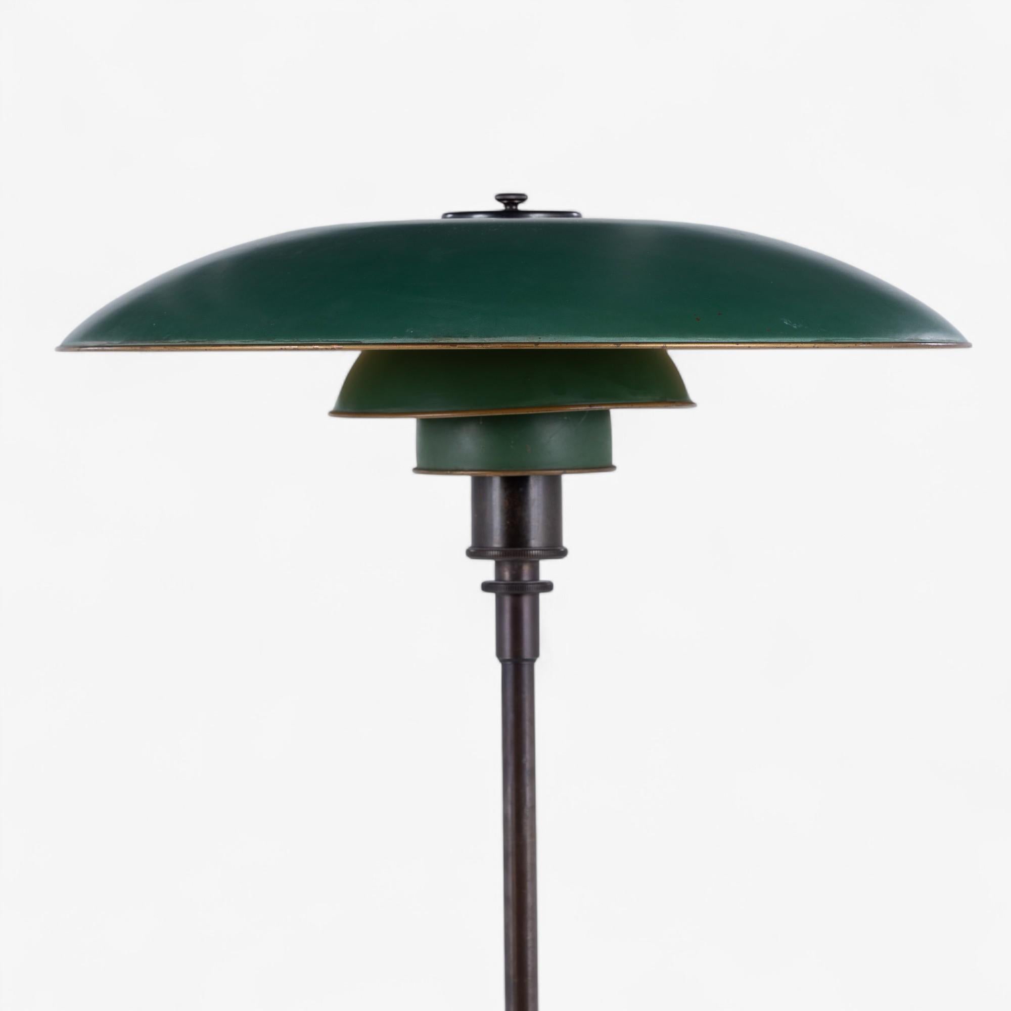PH 5/3 - Rara lampada da terra in ottone brunito con paralumi in rame verde. Timbro 'PAT. APPL