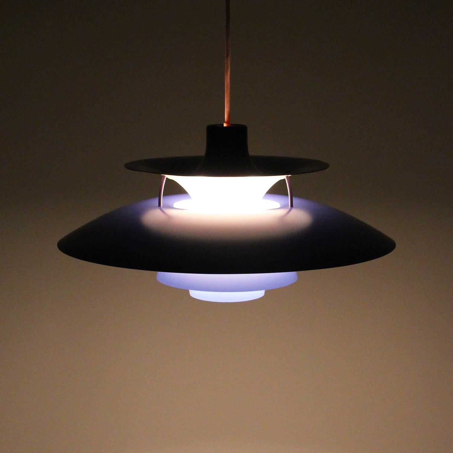 PH 5 blue pendant by Poul Henningsen in 1958 for Louis Poulsen In Good Condition In Brondby, Copenhagen