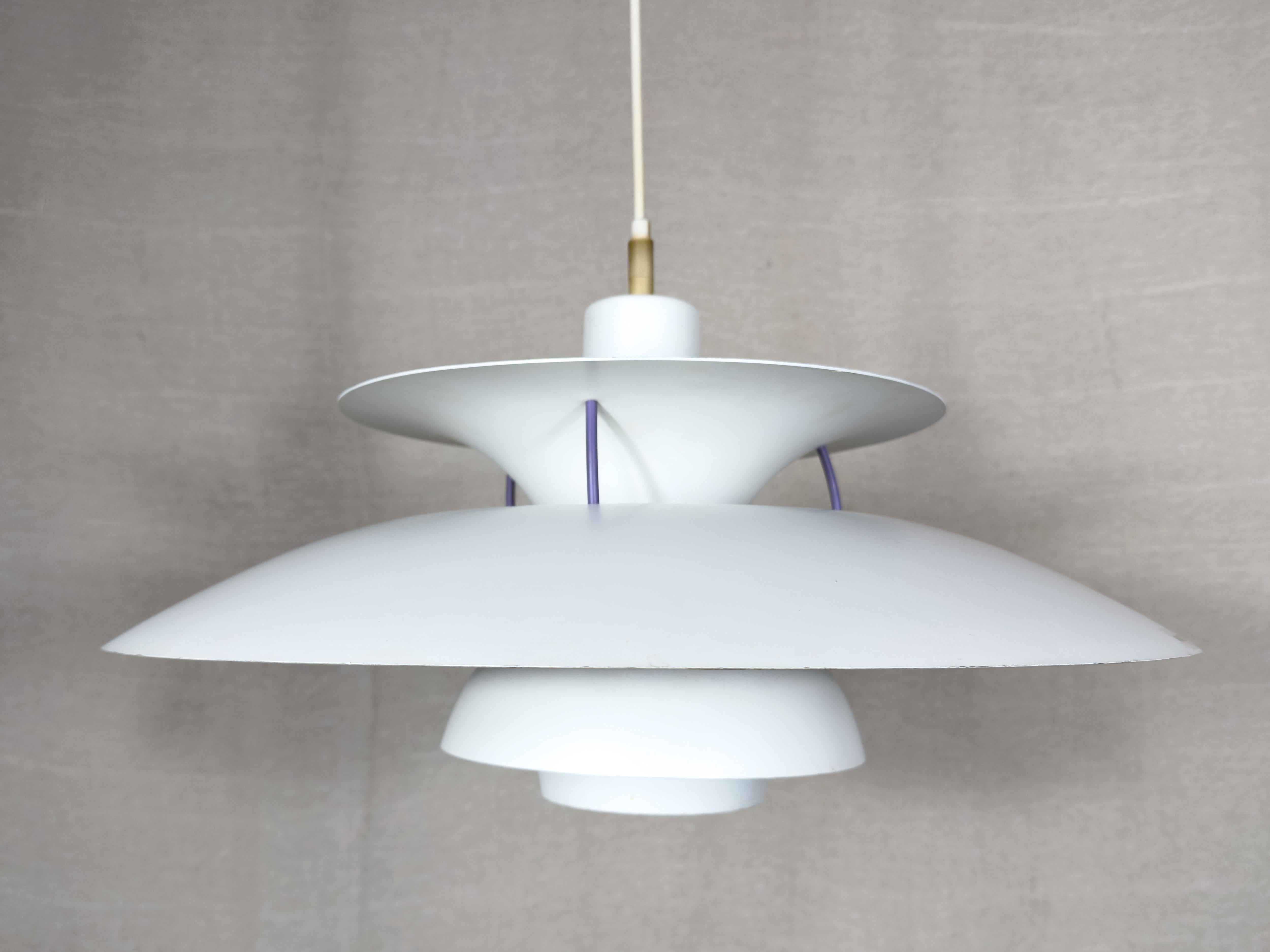 Progettato dal maestro Poul Henningsen per la principale casa di produzione di luci della Danimarca, Louis Poulsen, questo pezzo PH5 è uno splendido esempio del design iconico e consapevole del modello.

Affascinato dalla diffusione della luce,
