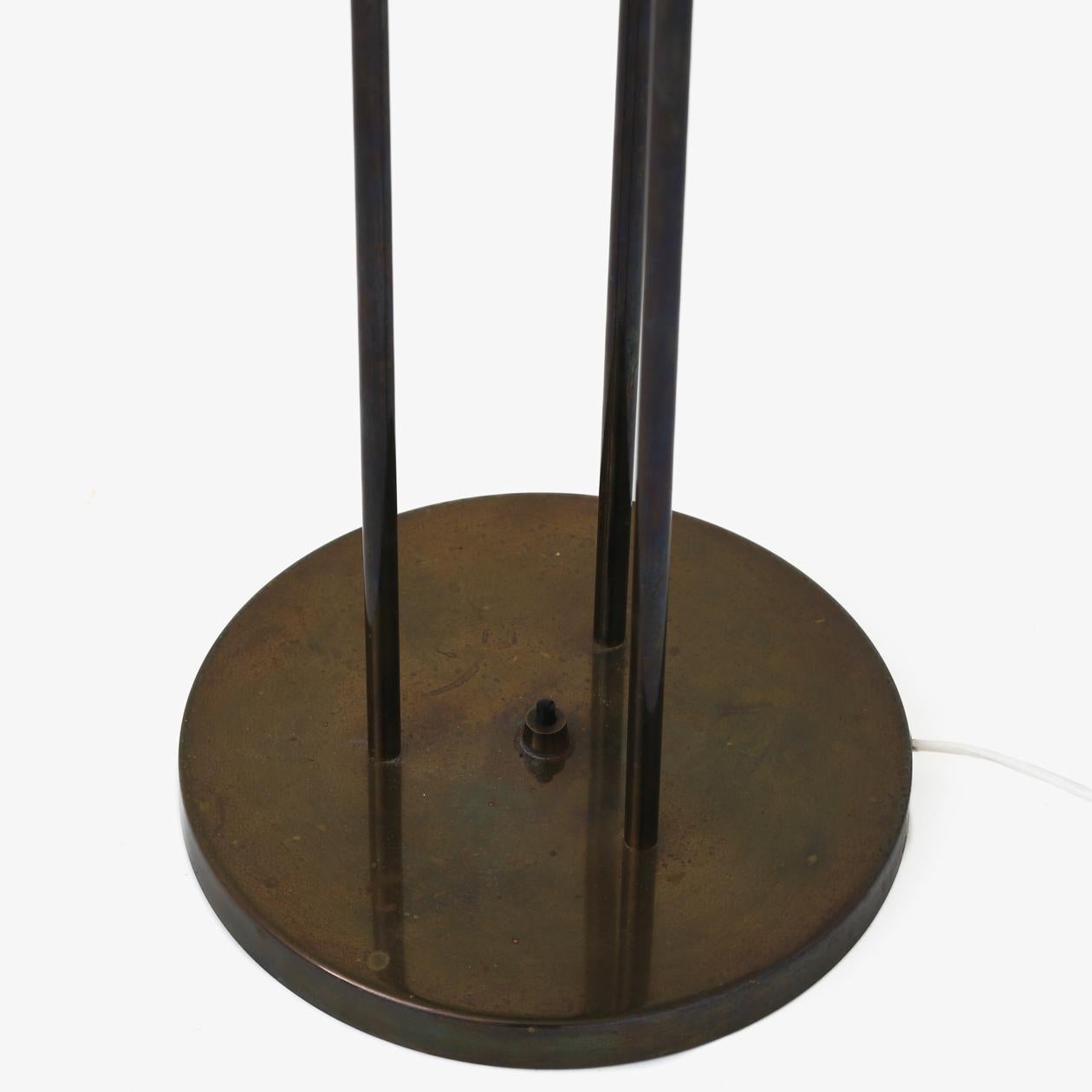 PH 5 - Table lamp in patinated brass and white shades. Poul Henningsen / Louis Poulsen.